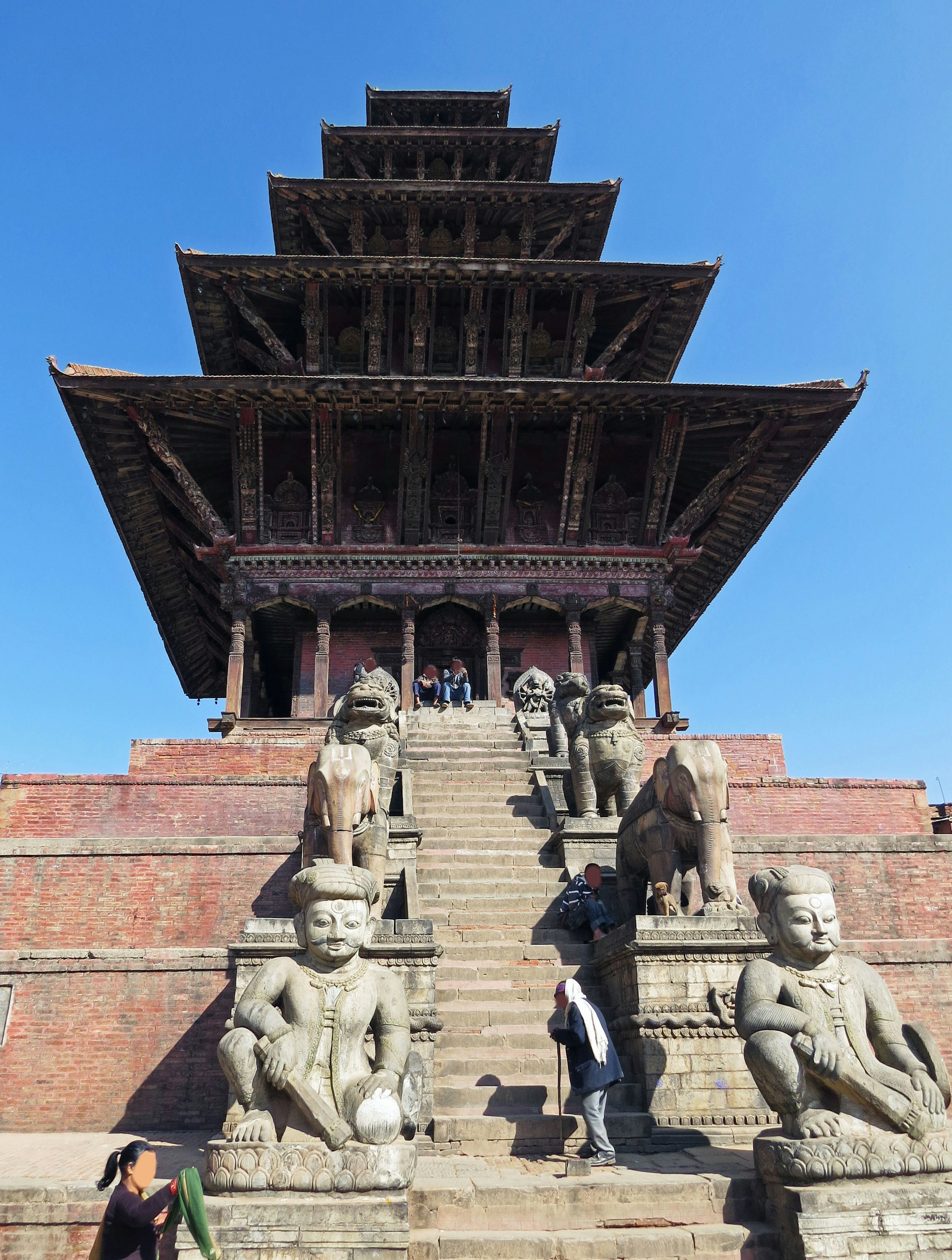 Historischer Tempel in Nepal mit Treppen und geschnitzten Löwenstatuen