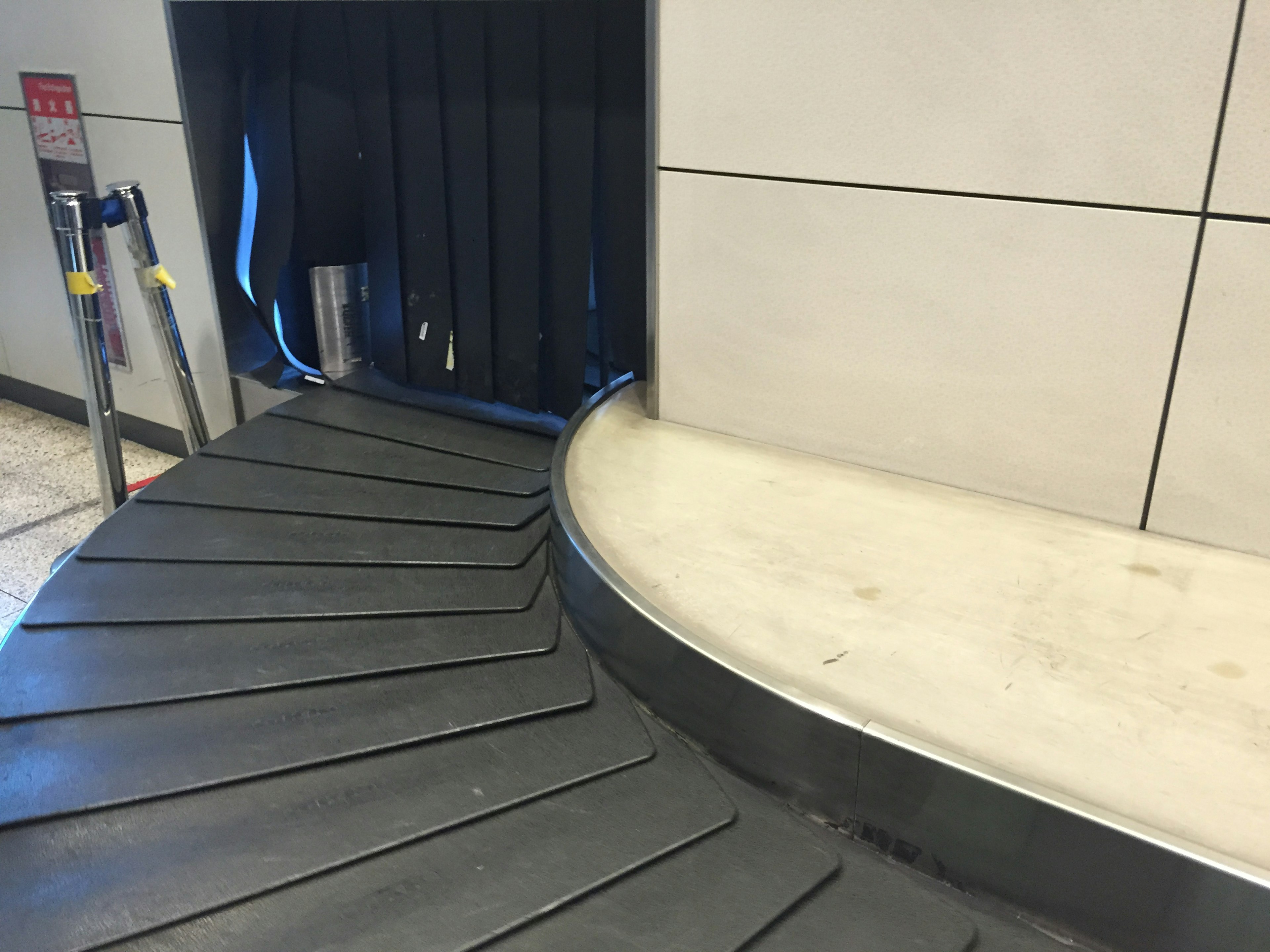 Curved baggage claim conveyor belt at an airport