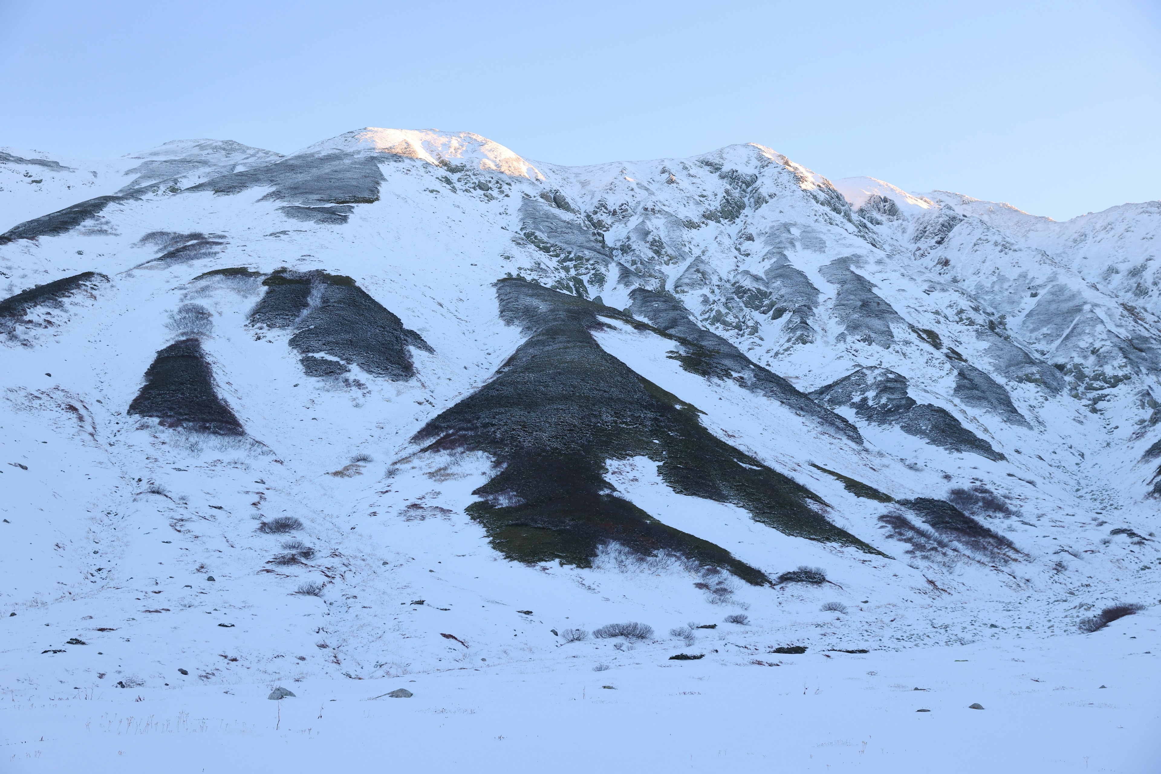 Bellissimo paesaggio di montagne innevate