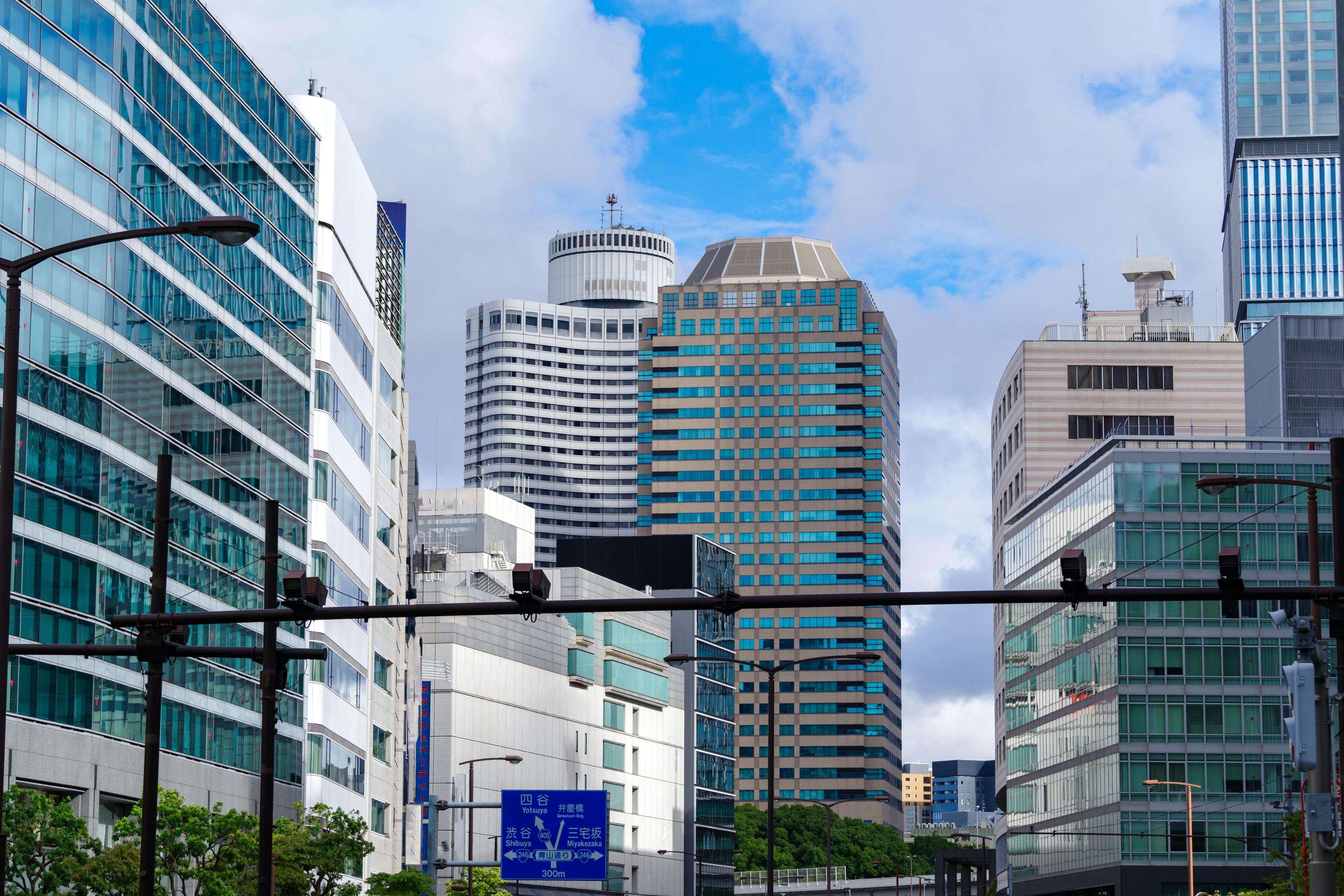 近代的なビルが立ち並ぶ都市の風景