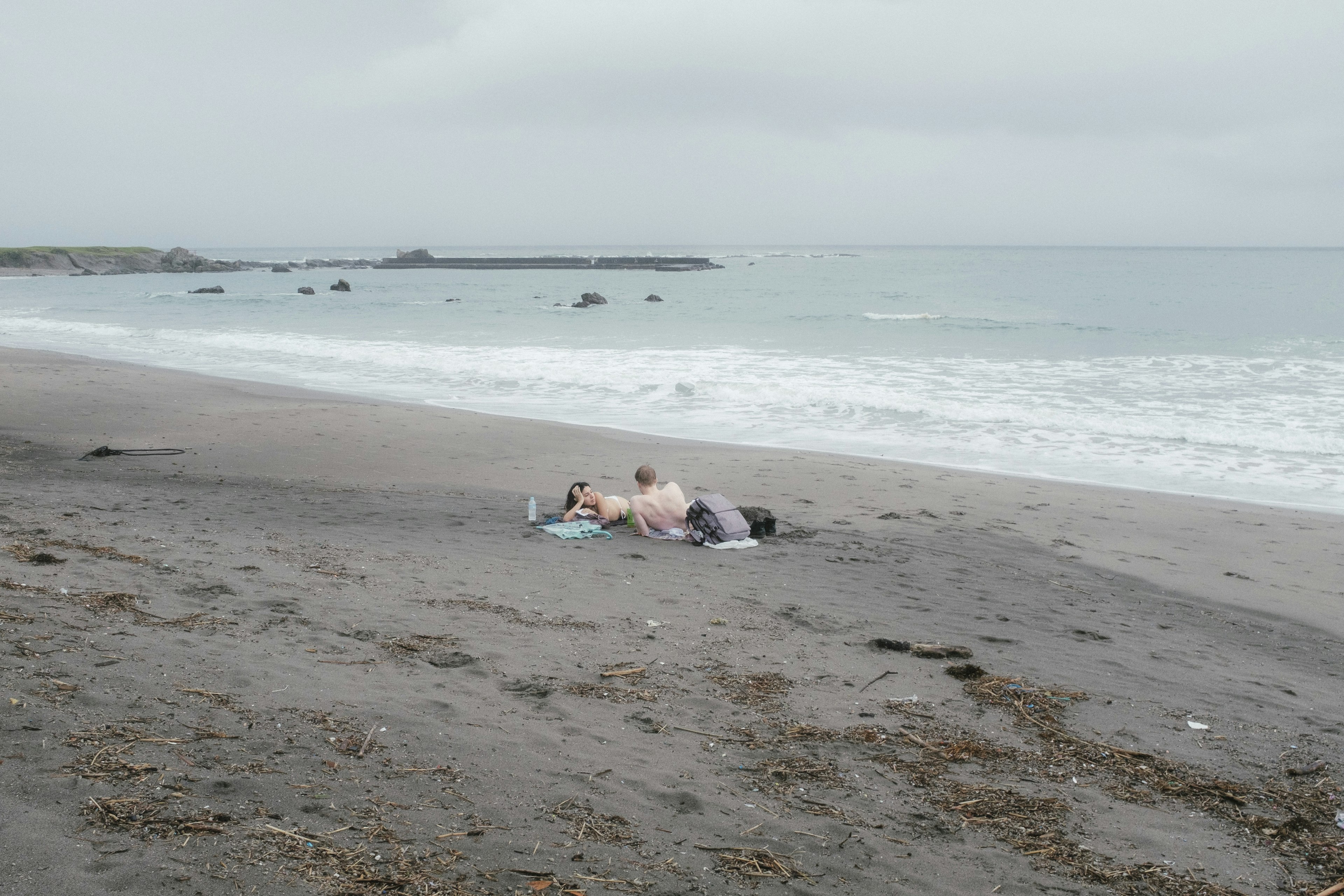 Personnes allongées sur la plage avec vue sur une mer calme