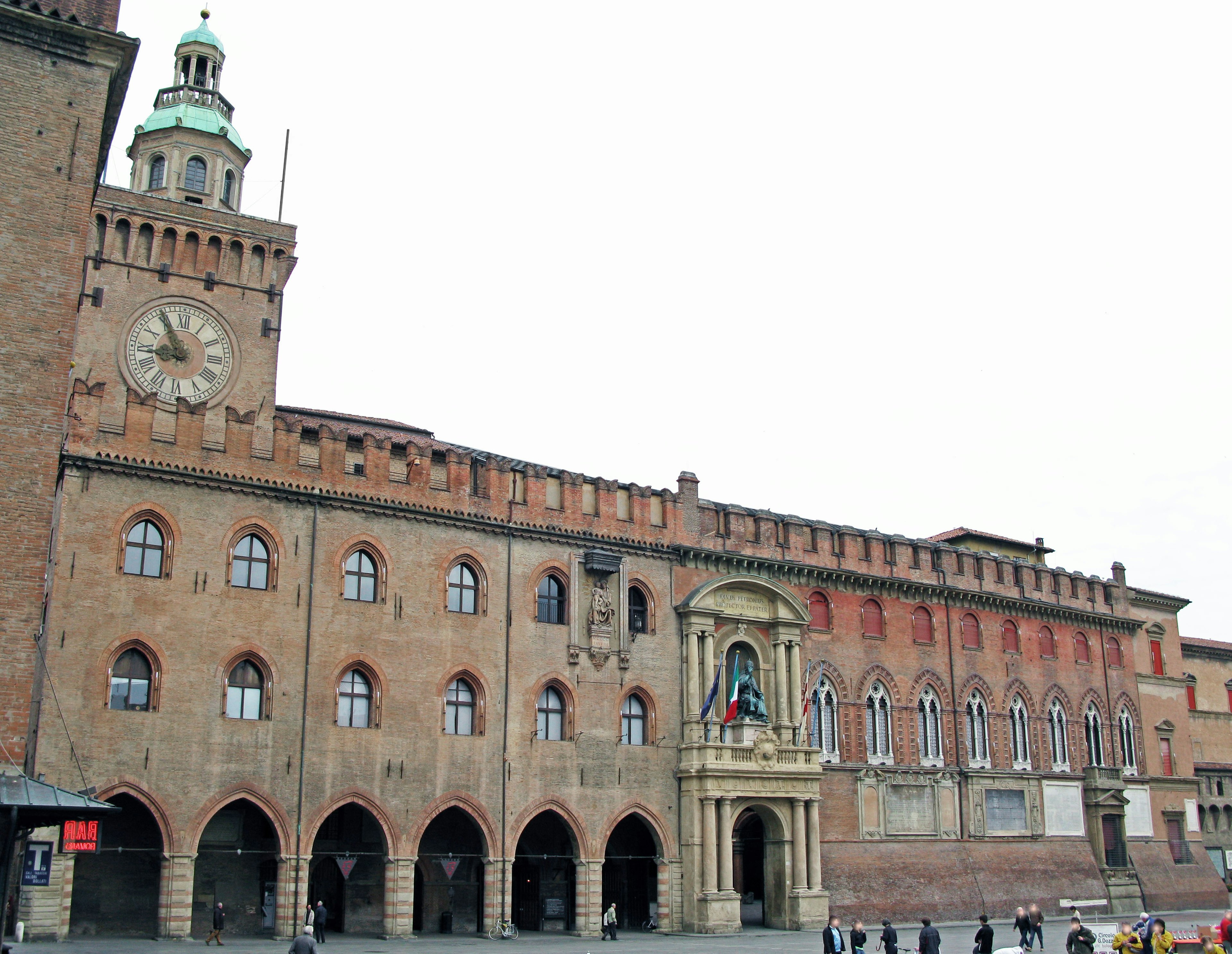 Edificio storico e torre dell'orologio a Bologna