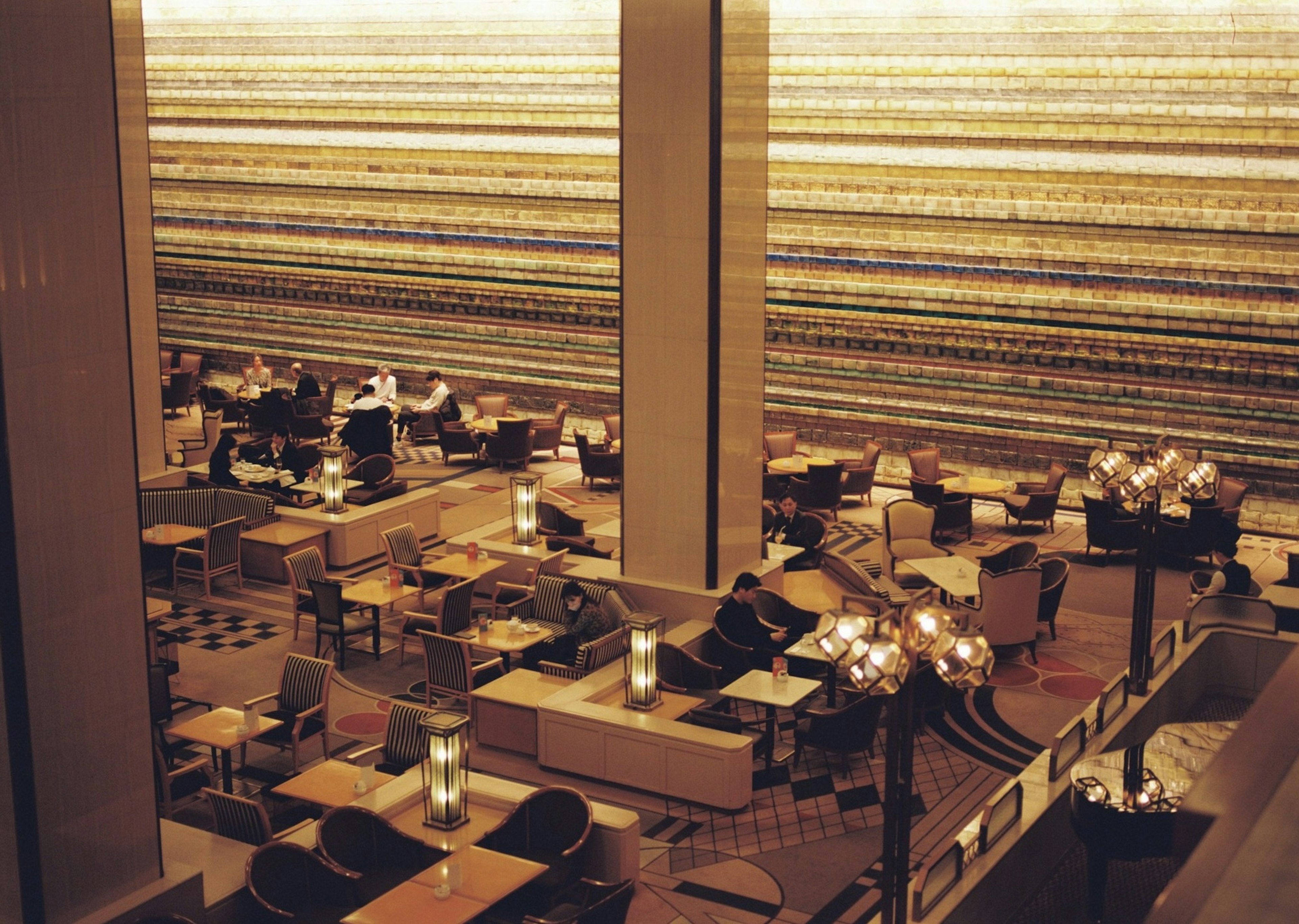 Vue intérieure d'un café spacieux avec des tables et des chaises disposées