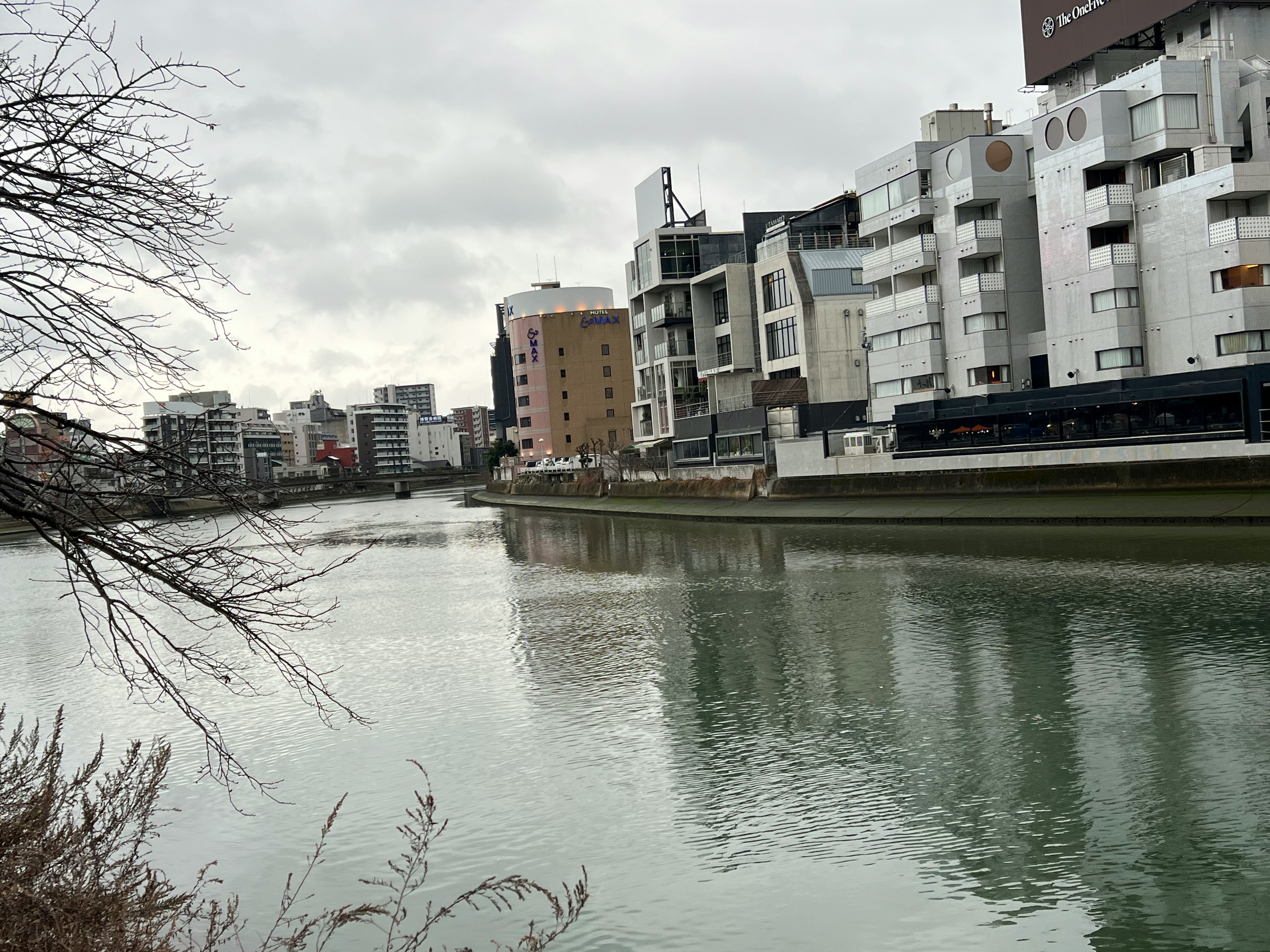 Stadtansicht mit einem Fluss und modernen Gebäuden