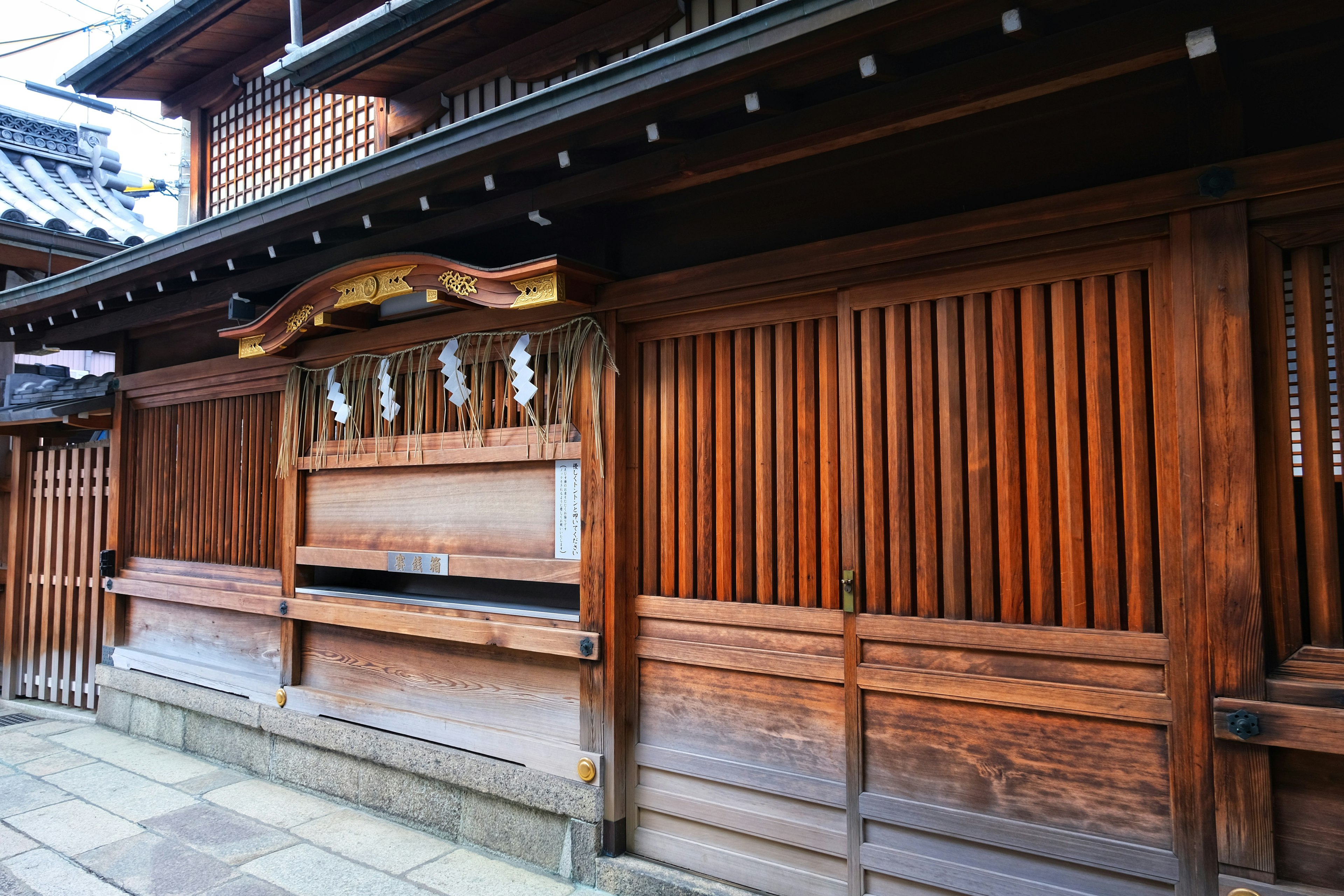 Exterior de una arquitectura japonesa tradicional de madera con listones de madera y paredes lisas