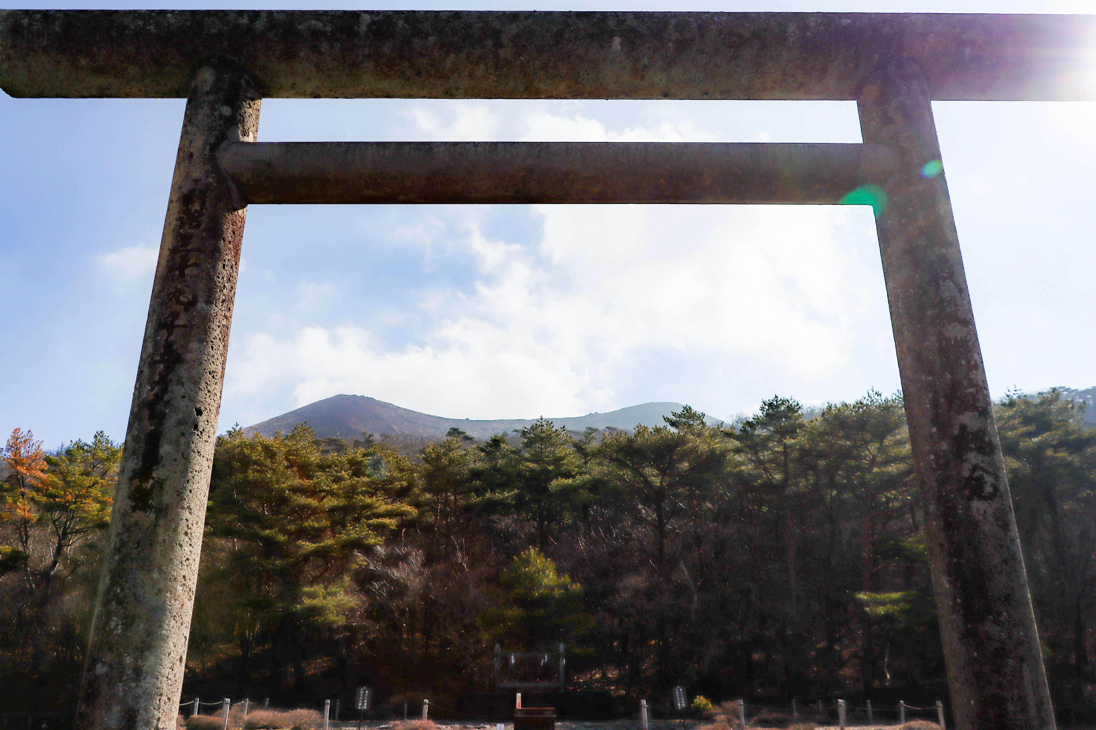 Khung cảnh cổng torii với núi ở phía sau