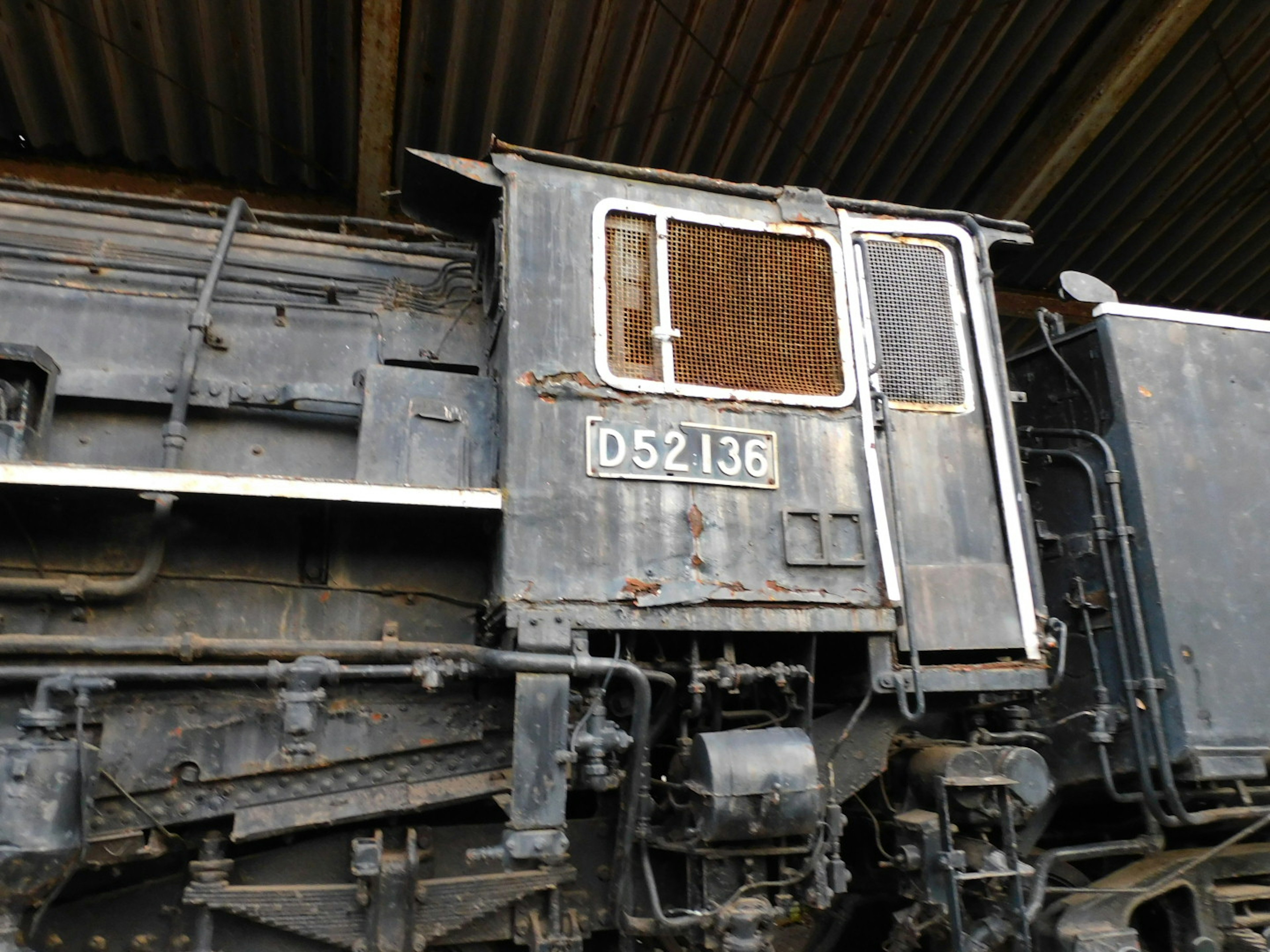 Vue latérale d'une vieille locomotive à vapeur avec le numéro D52136 sur la cabine du conducteur