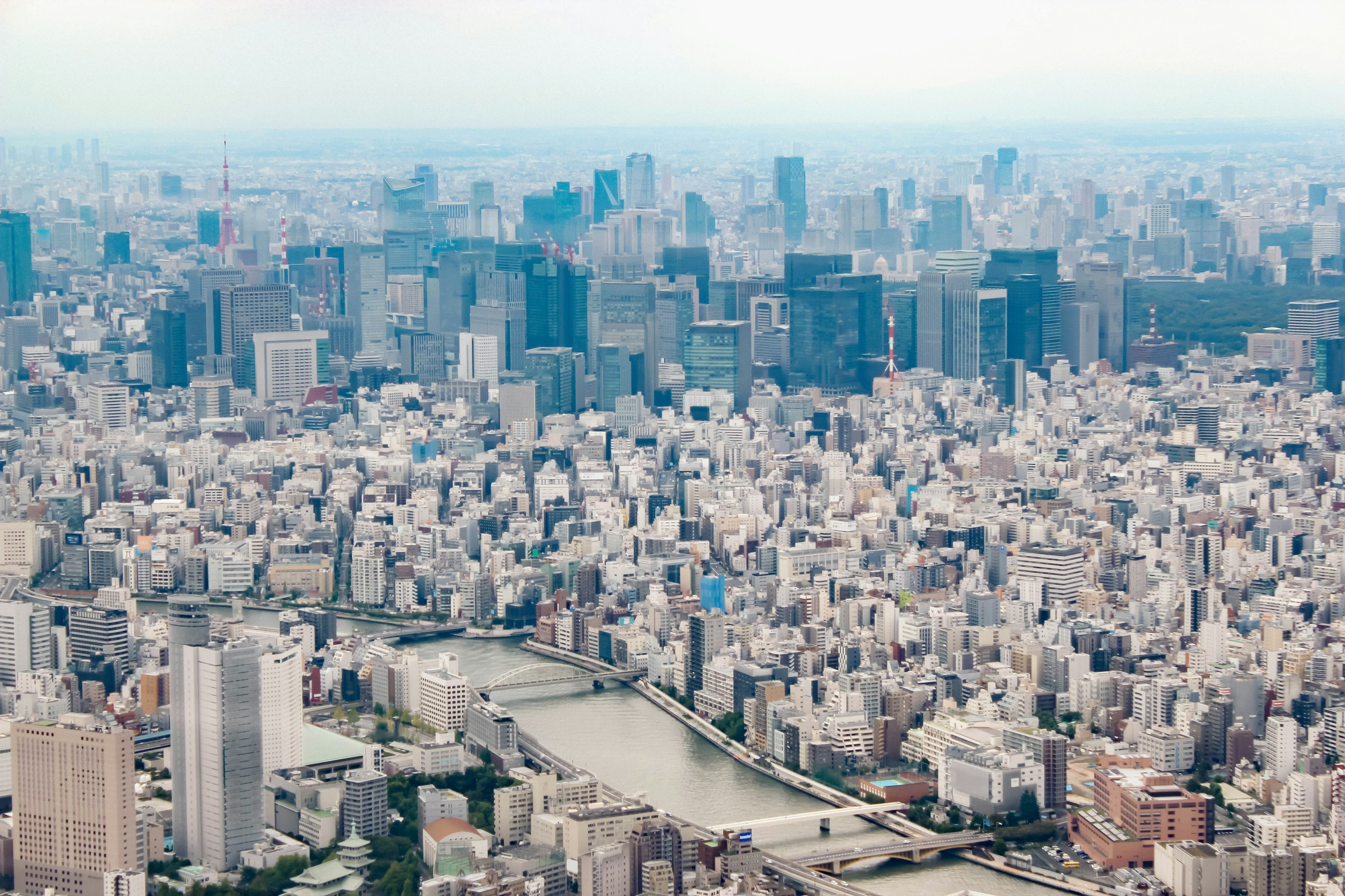 Pemandangan udara Tokyo yang menunjukkan banyak gedung pencakar langit dan sungai