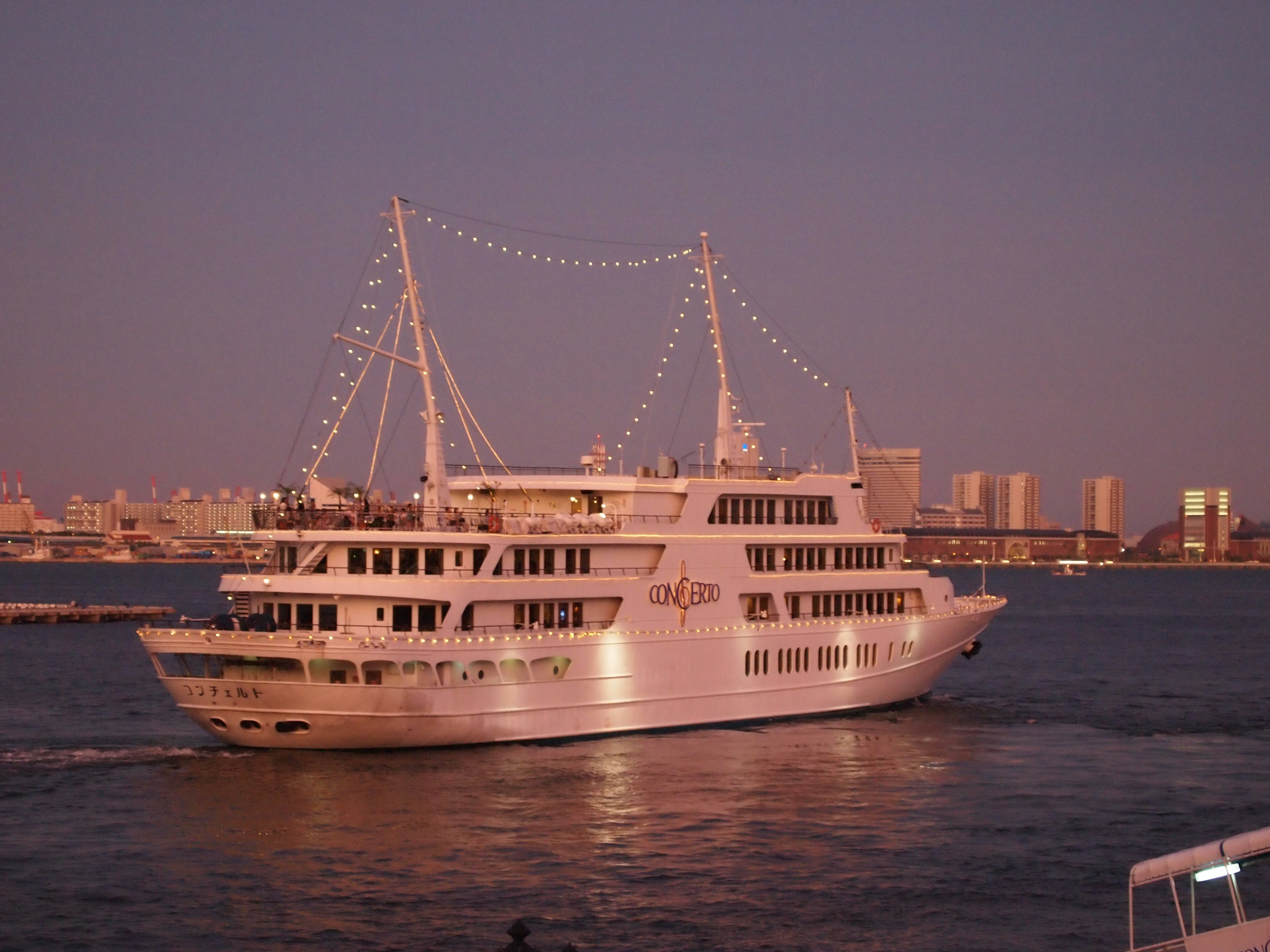 Ein luxuriöses Kreuzfahrtschiff, das bei Sonnenuntergang auf dem Wasser segelt