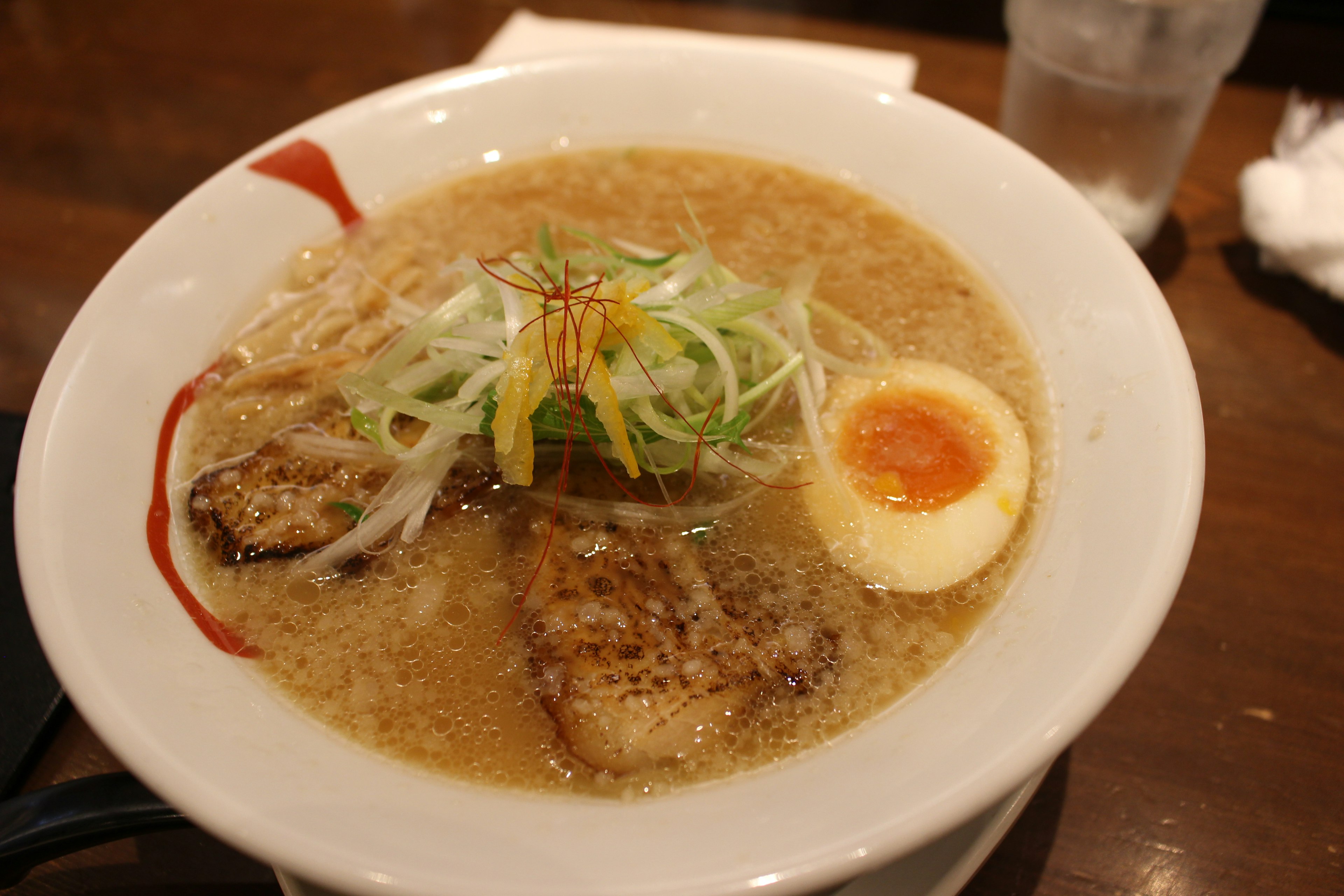 Schüssel Ramen mit Scheiben von Chashu Frühlingszwiebeln und einem weichgekochten Ei