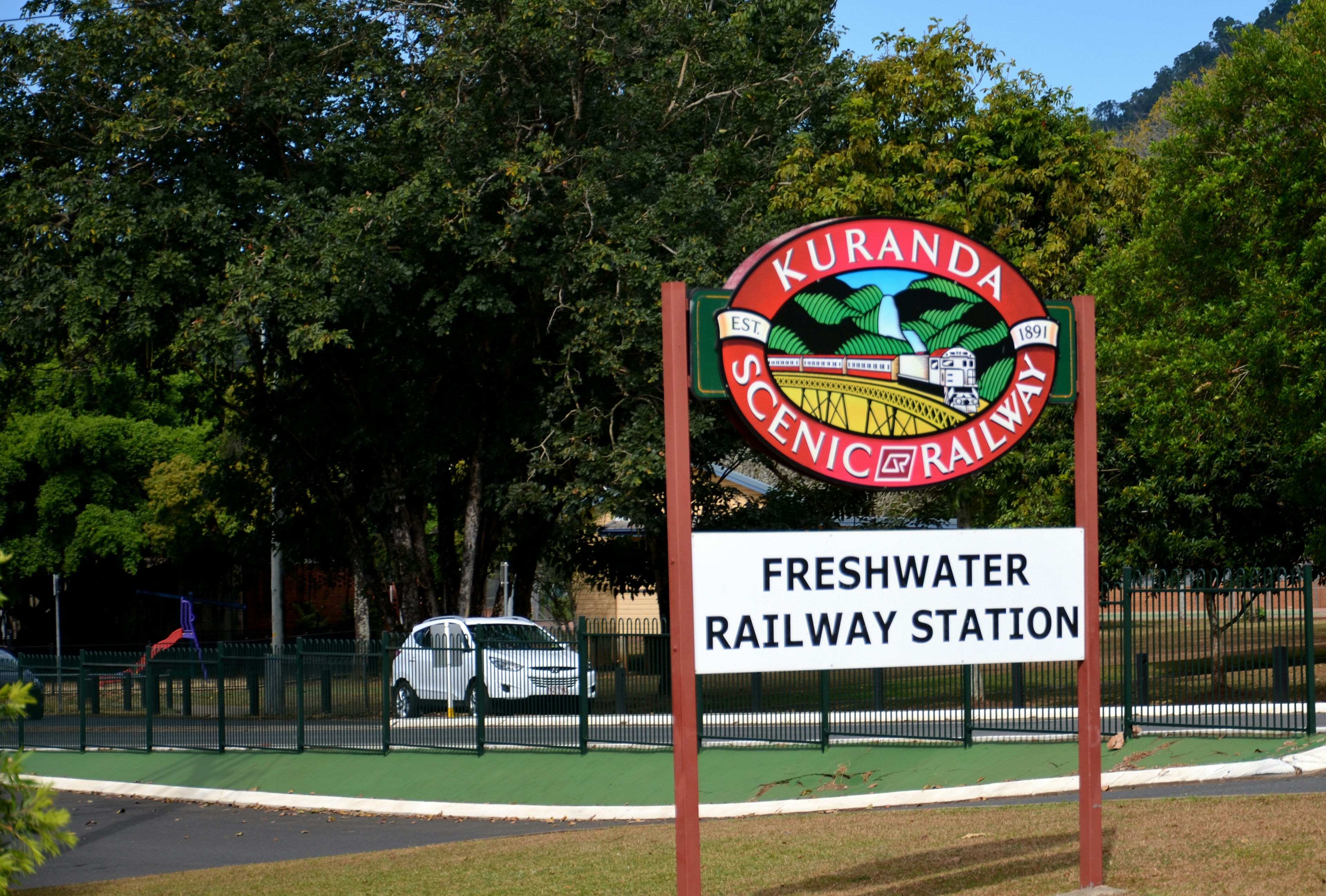 Insegna della Kuranda Scenic Railway alla stazione ferroviaria di Freshwater circondata da vegetazione lussureggiante