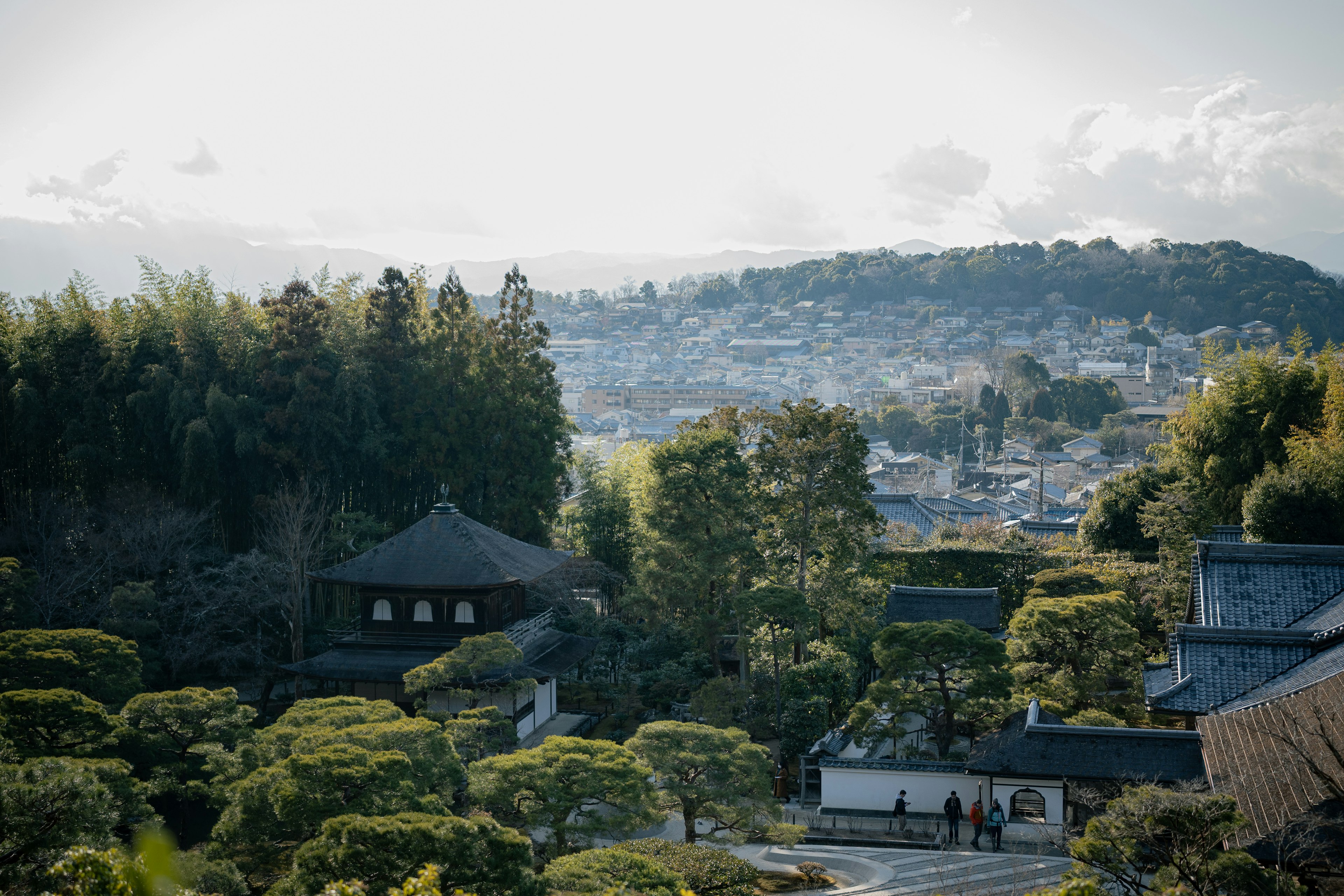 風景如畫的城市景觀，背景是美麗的花園和山脈