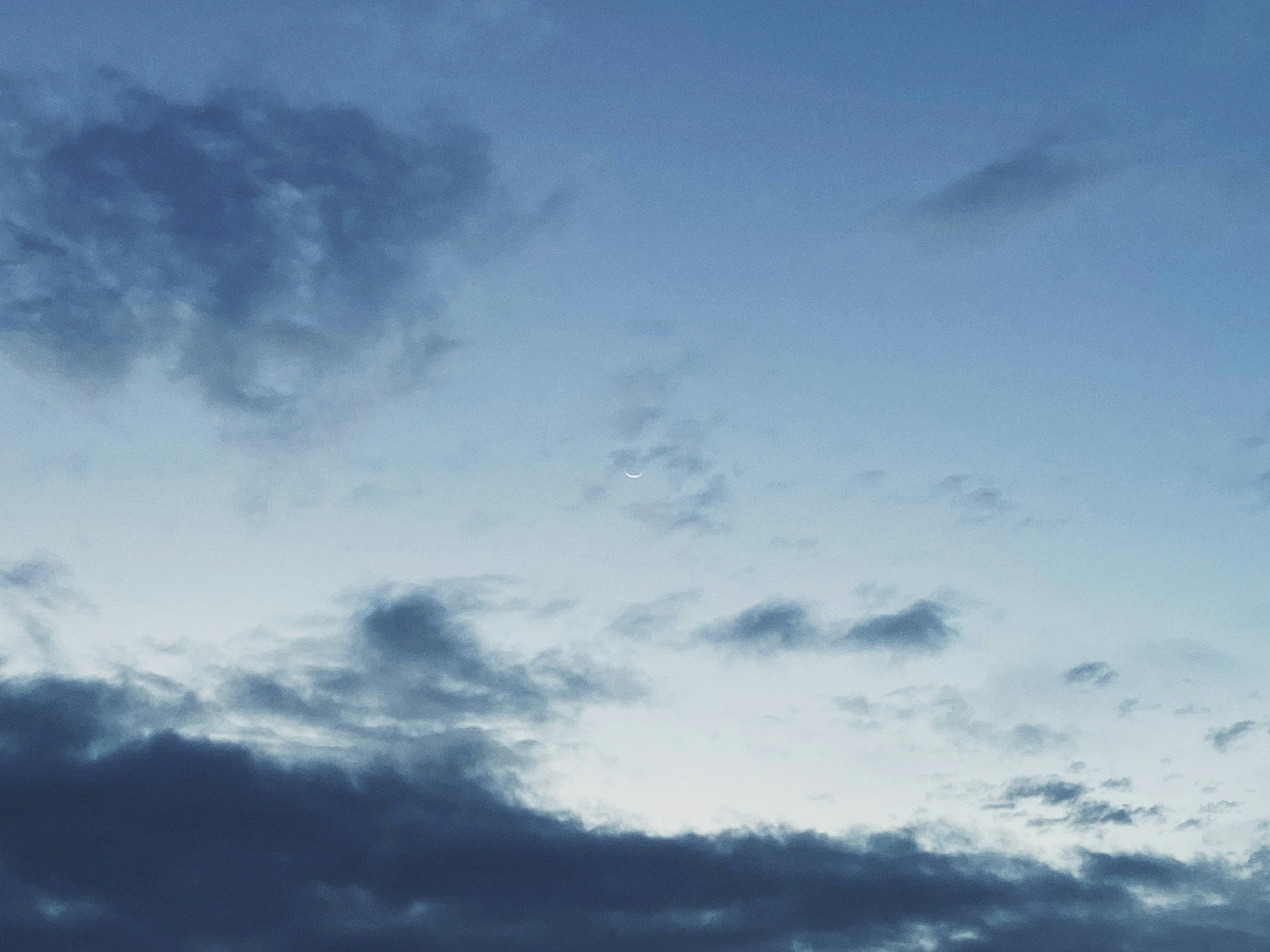 Cielo nublado con tonos de azul y gris