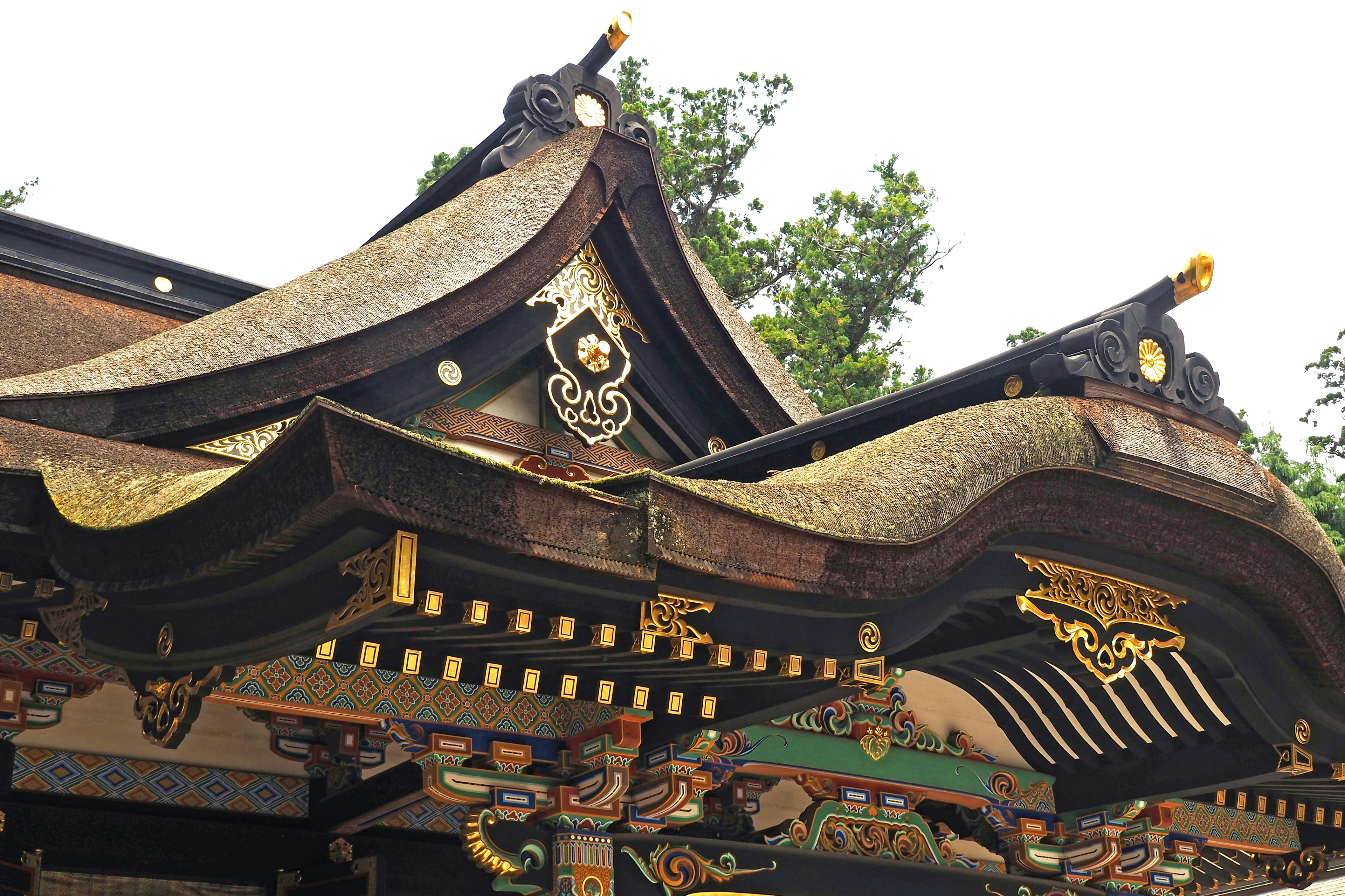 Detailliertes Dach eines traditionellen japanischen Schreins mit kunstvollen Verzierungen