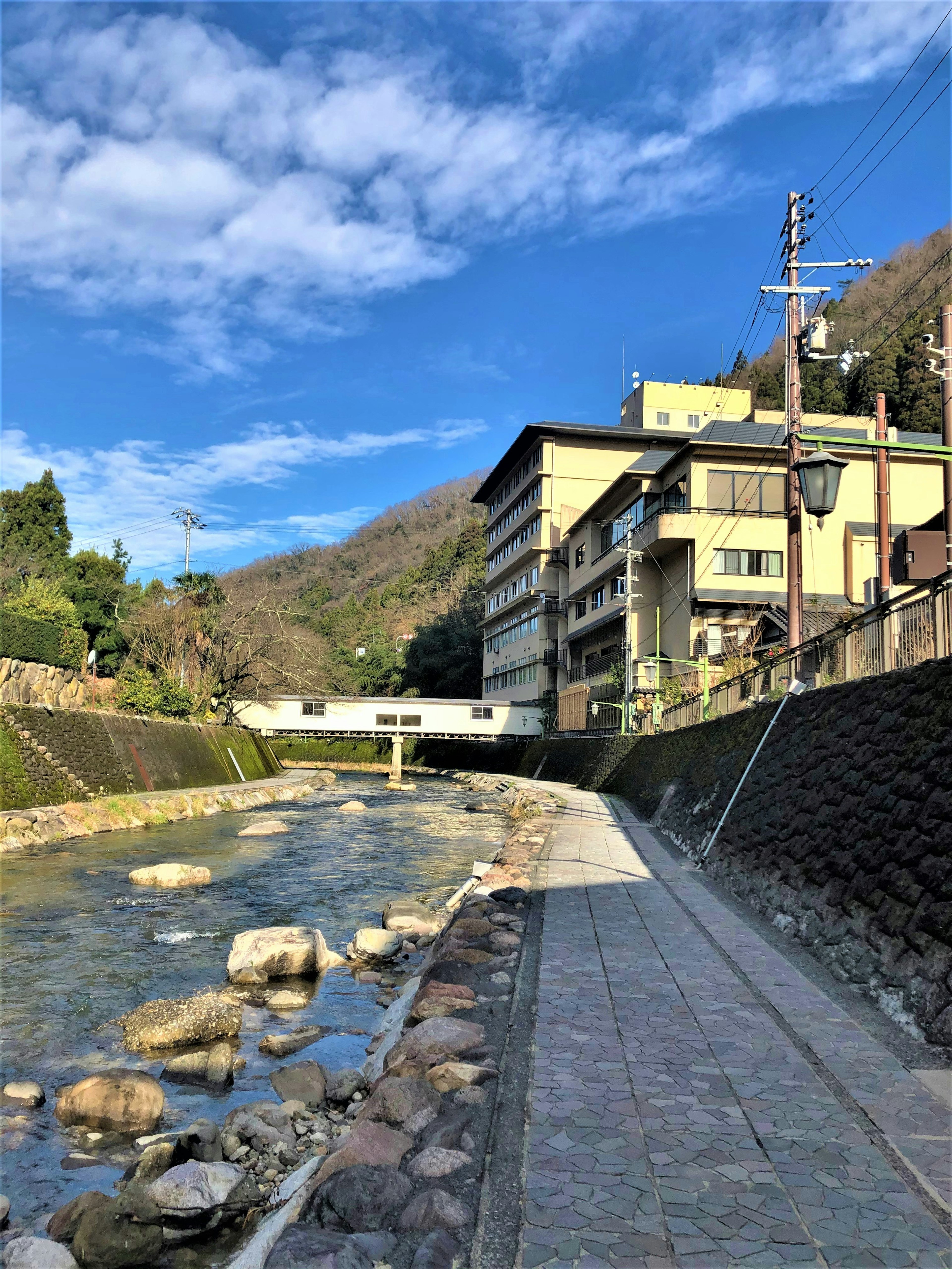 川の近くにある建物と青空の風景