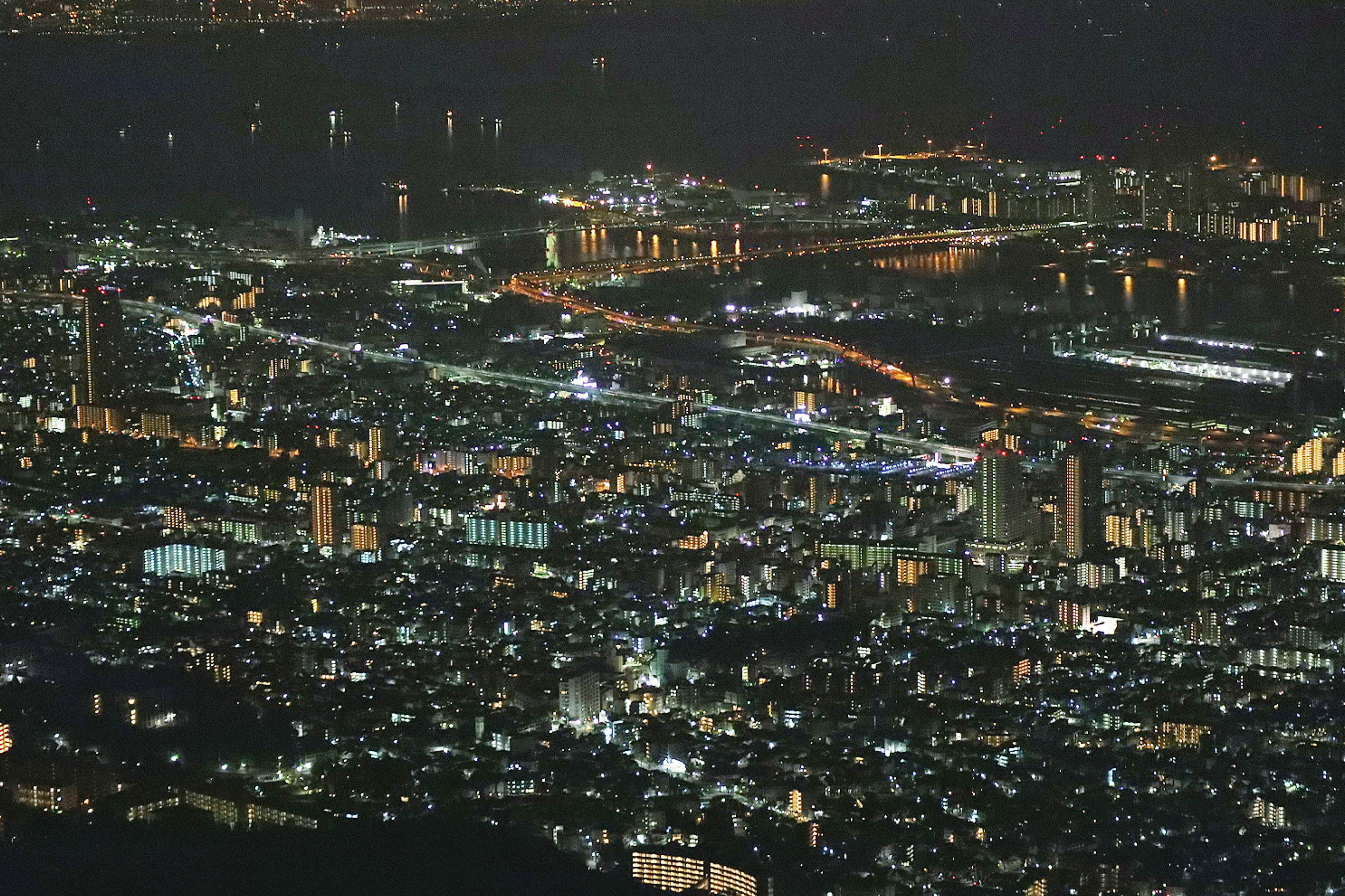 Vista aerea di un paesaggio urbano illuminato di notte