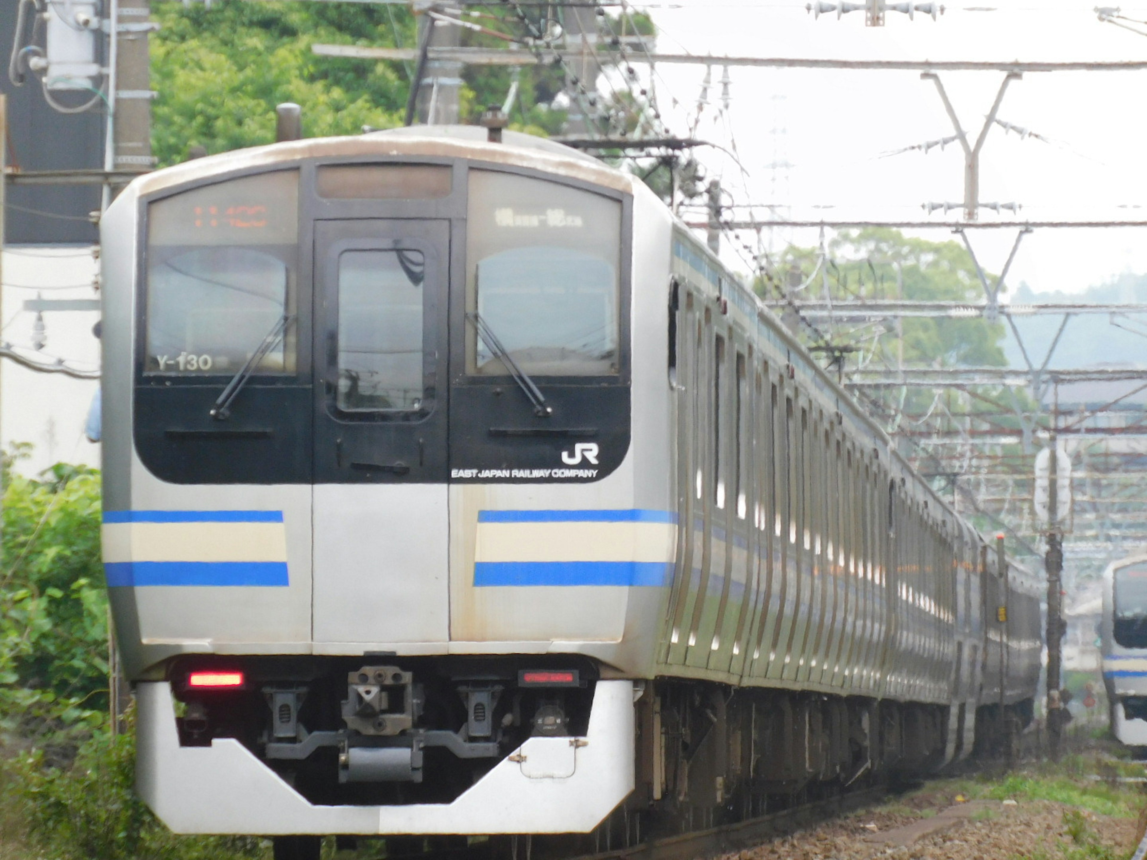 Un train JR japonais circulant le long des rails