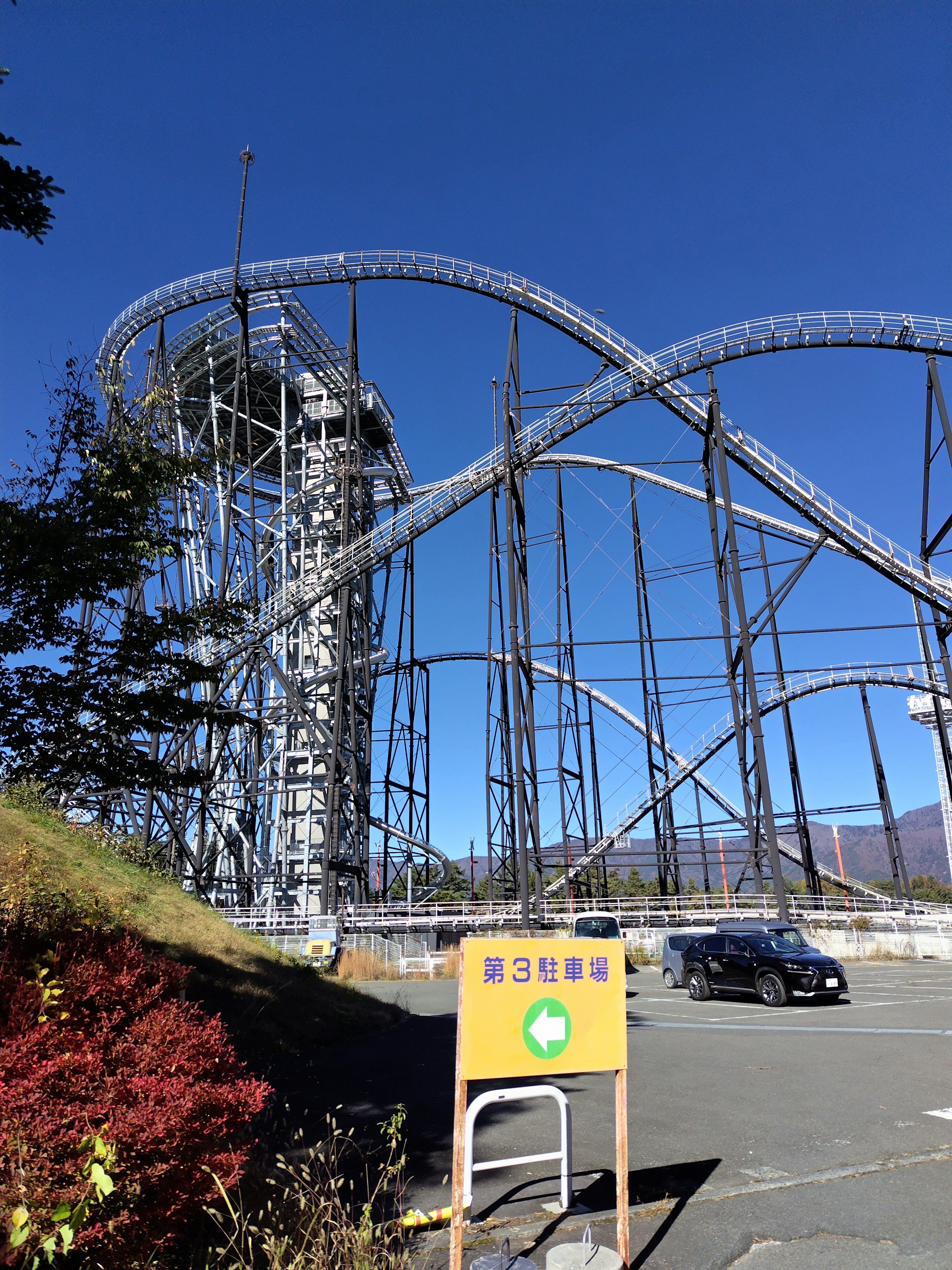 遊園地のジェットコースターの構造が見える晴れた日