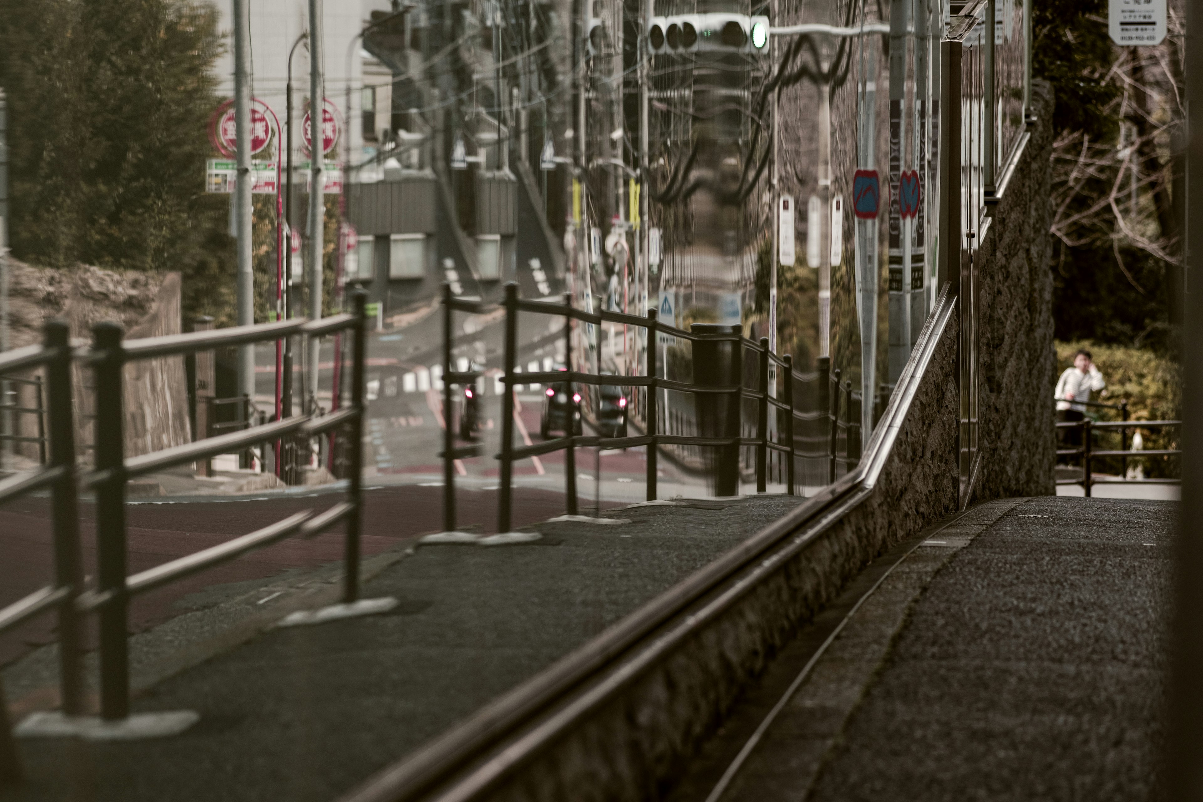 静かな街の風景に沿った歩道と鉄道のレール