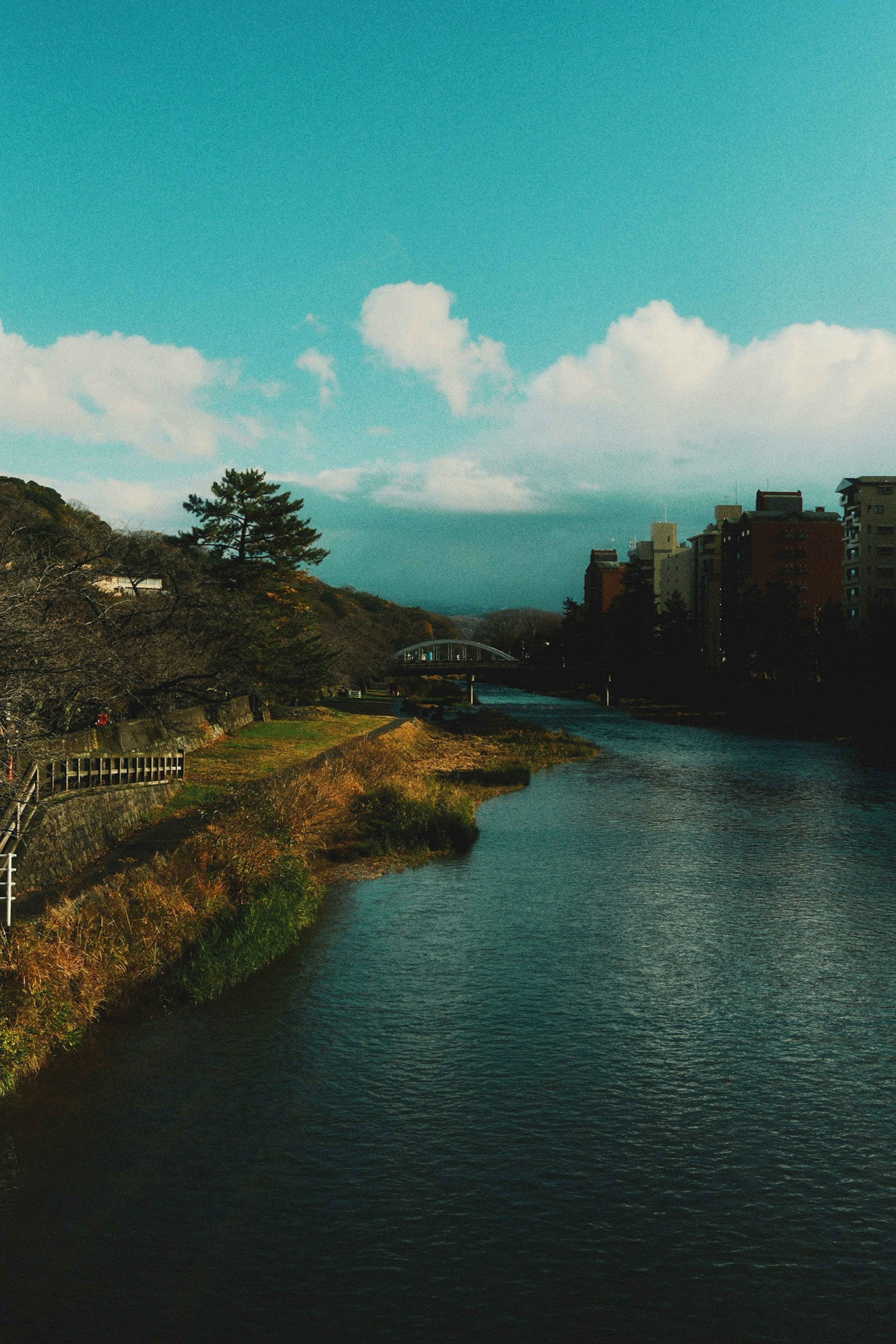 宁静的河流风景，蓝天和白云