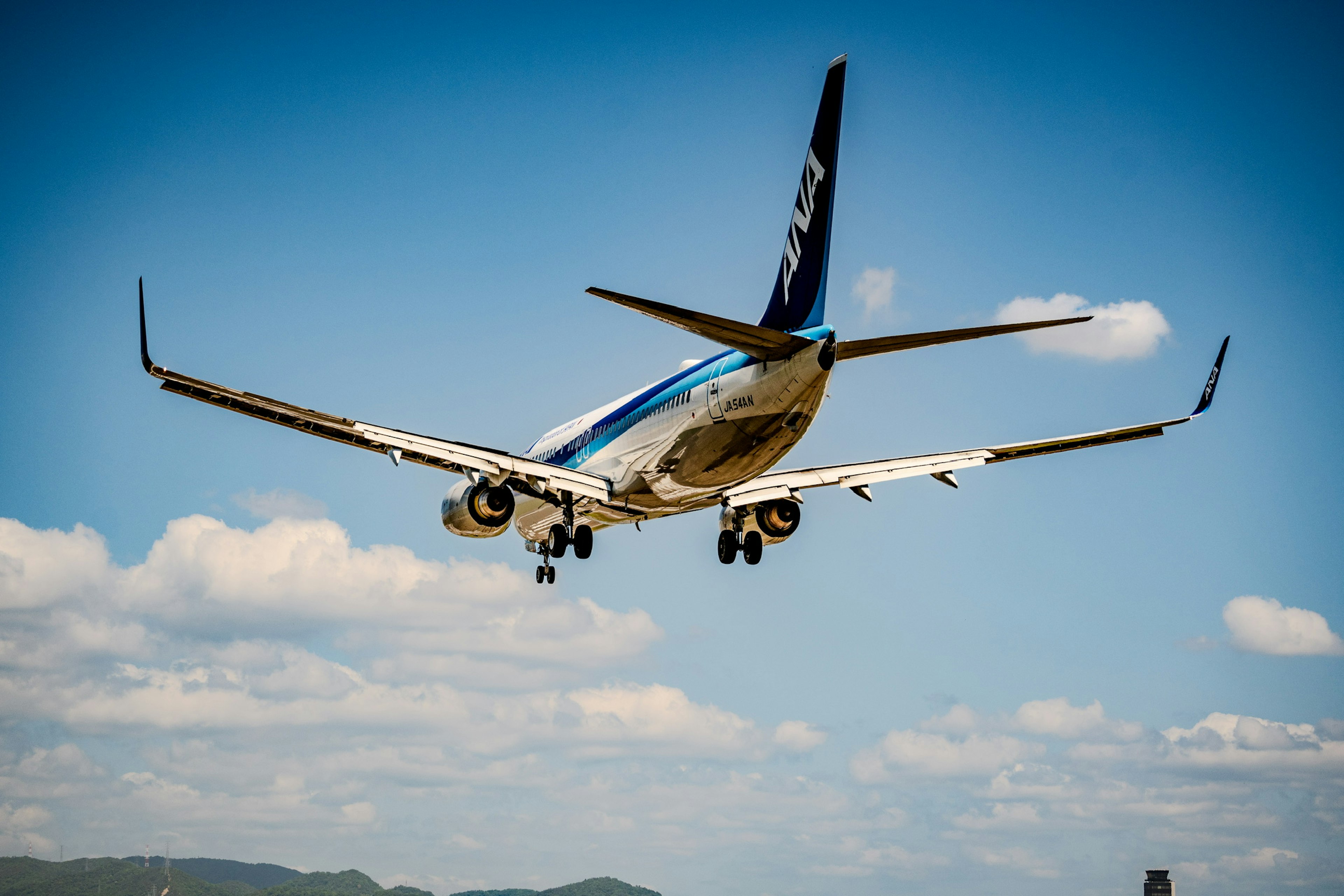 Flugzeug landet vor blauem Himmel