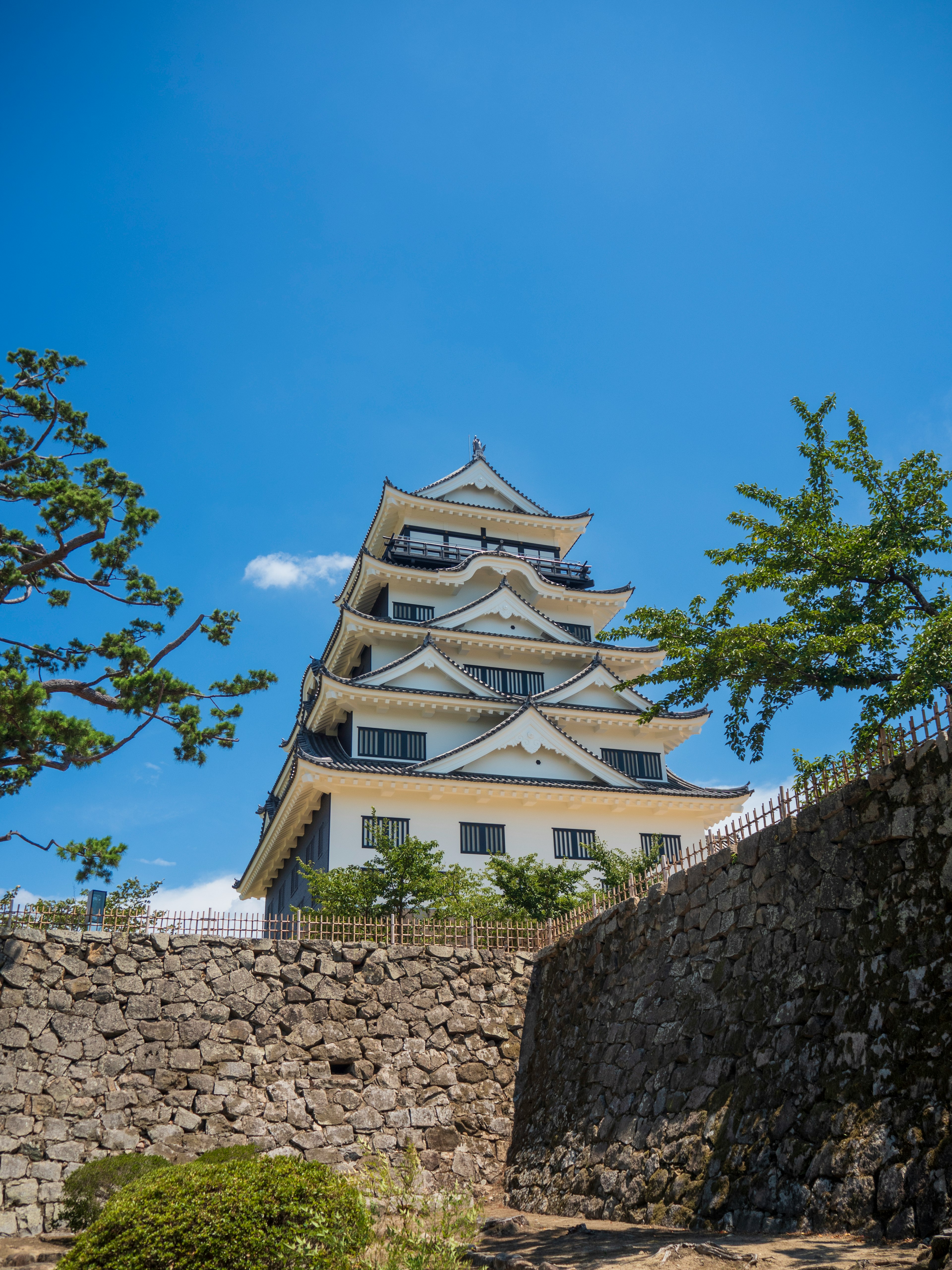 Castillo japonés con una fachada impresionante bajo un cielo azul claro