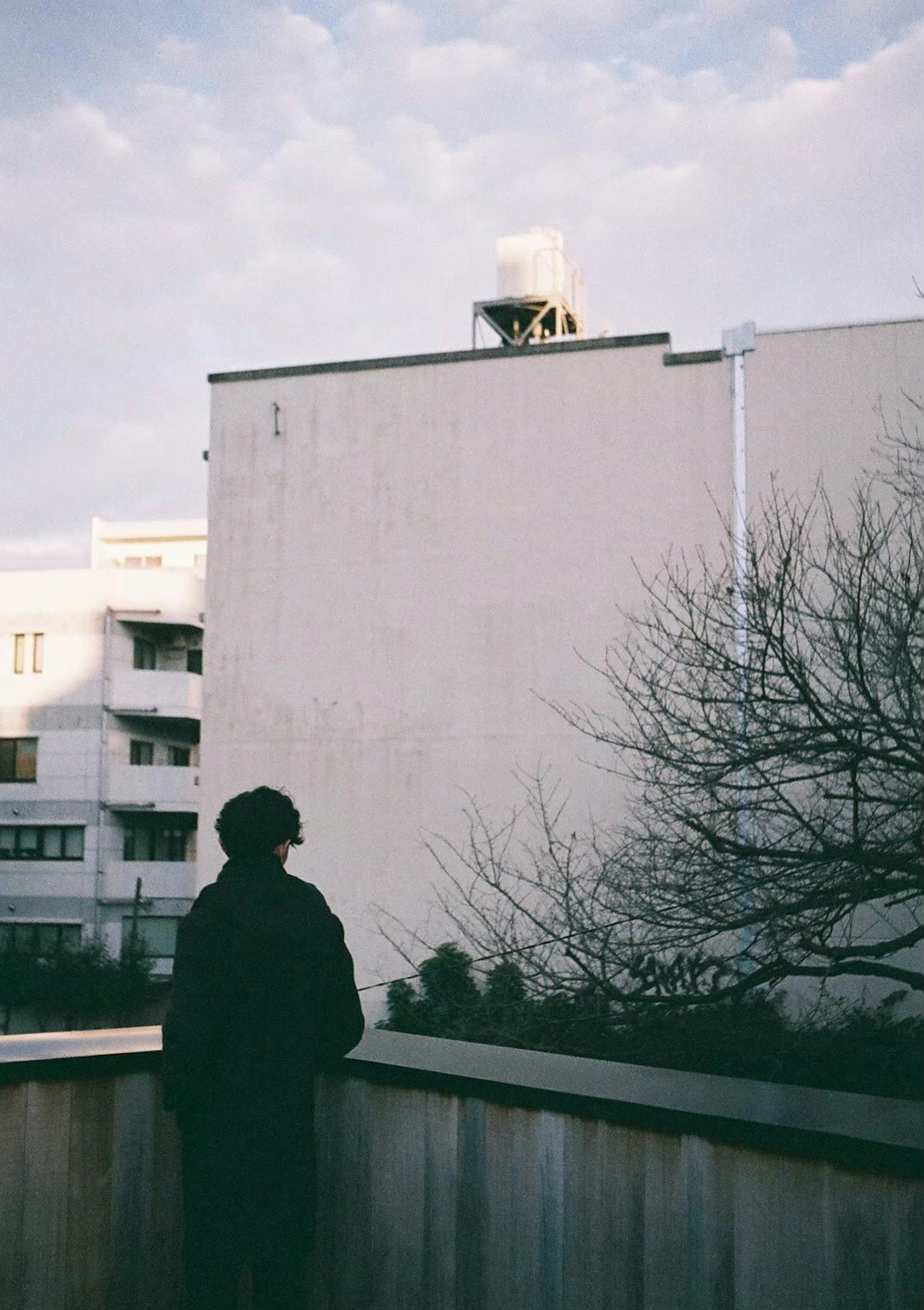 Eine Figur, die ein Gebäude in einer urbanen Landschaft betrachtet