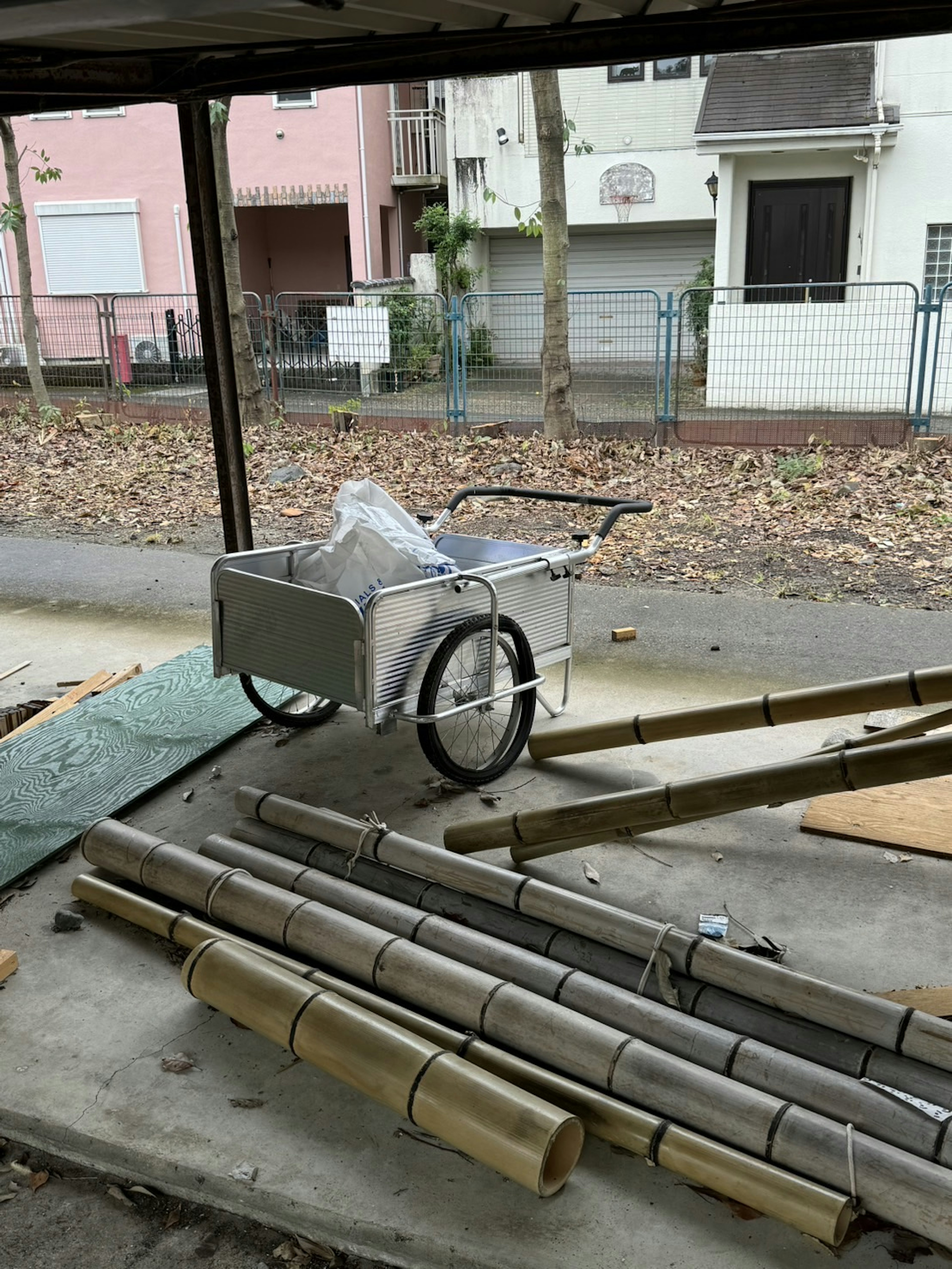 Chariot argenté devant une maison vide avec des matériaux de construction