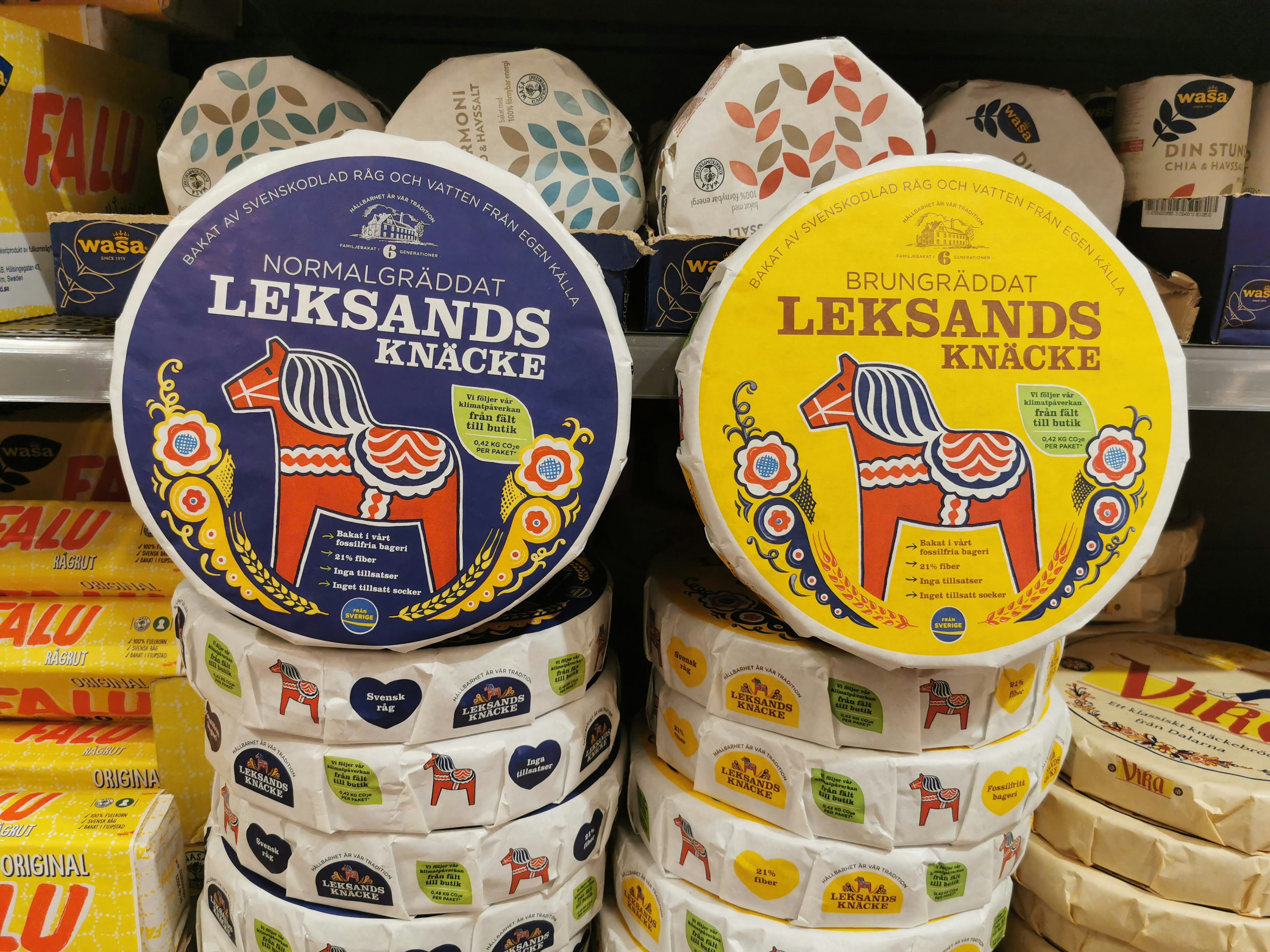 ขนมปังกรอบ Leksands แสดงในบรรจุภัณฑ์สีน้ำเงินและสีเหลือง