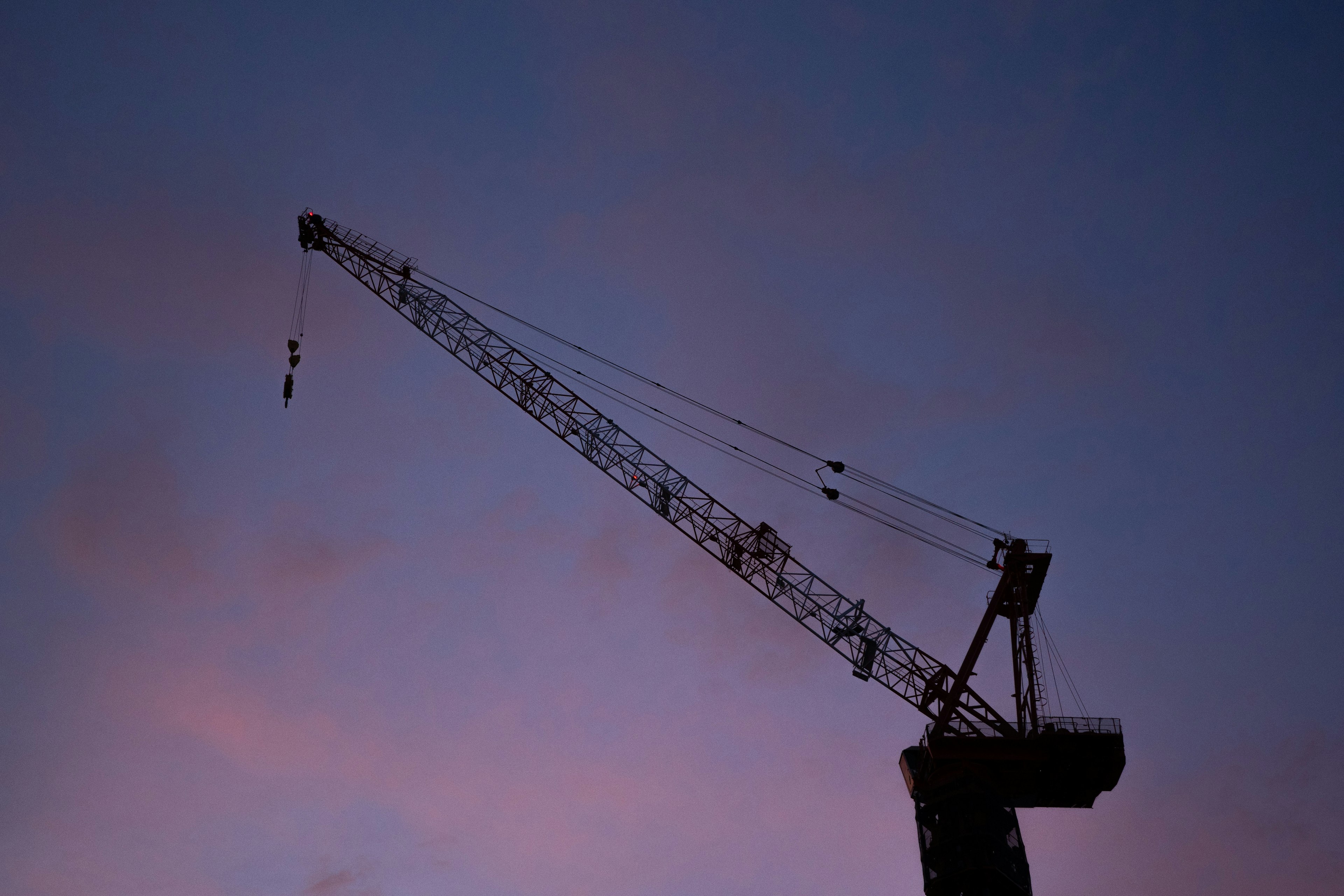 Silhouette d'une grue contre un ciel de coucher de soleil