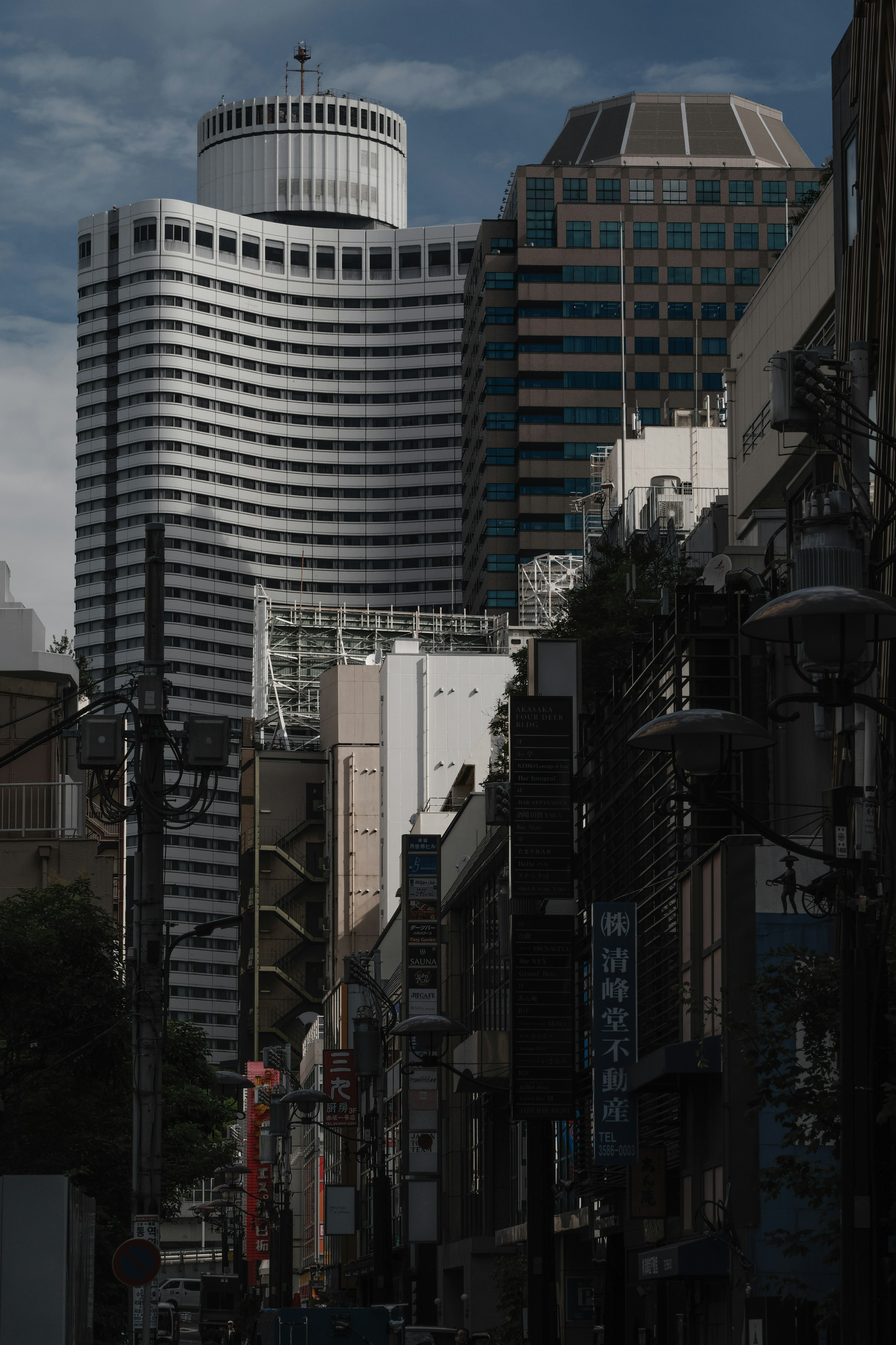 城市景观，高楼大厦与狭窄街道