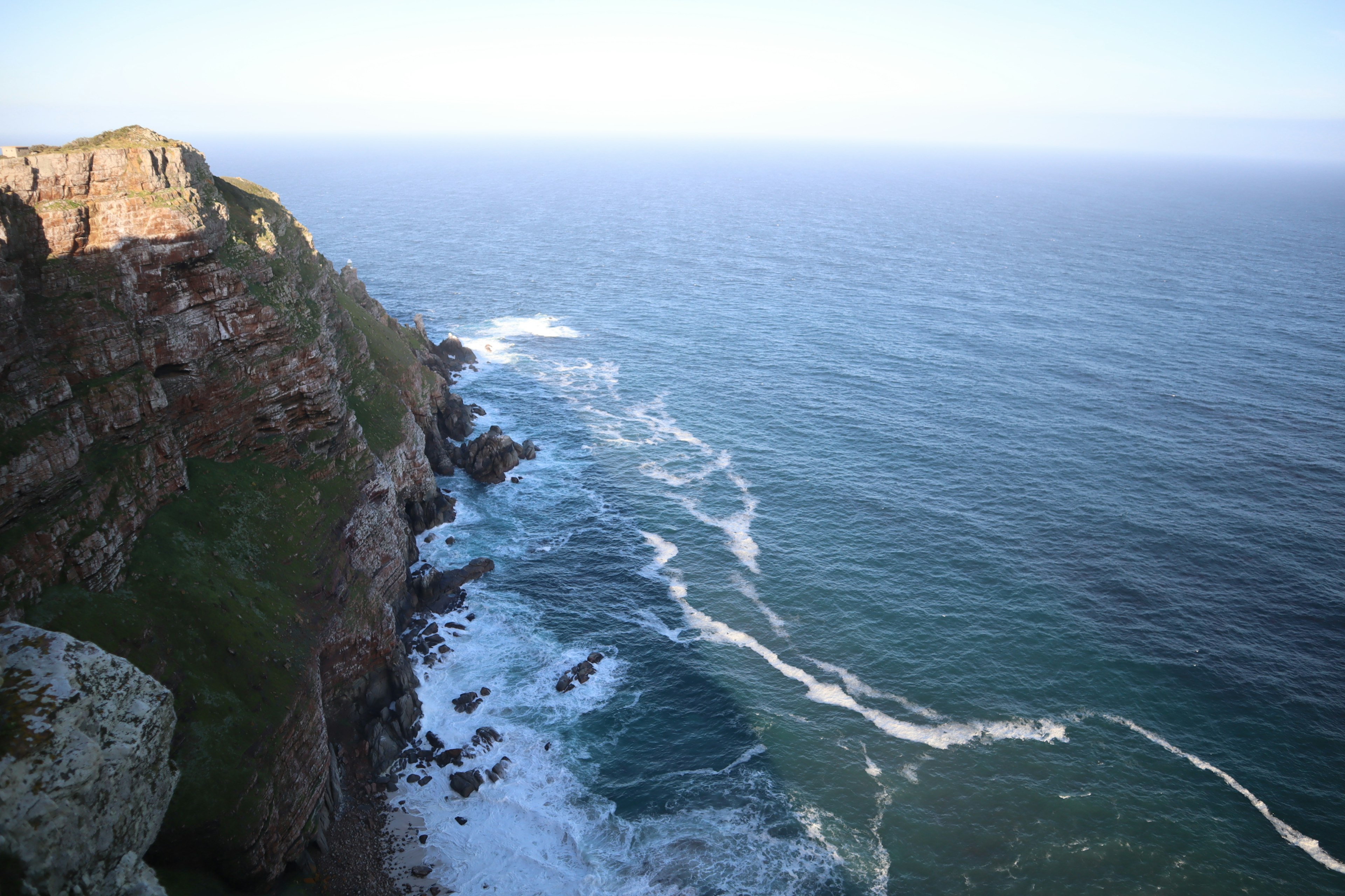 Una vista panoramica di scogliere e onde oceaniche