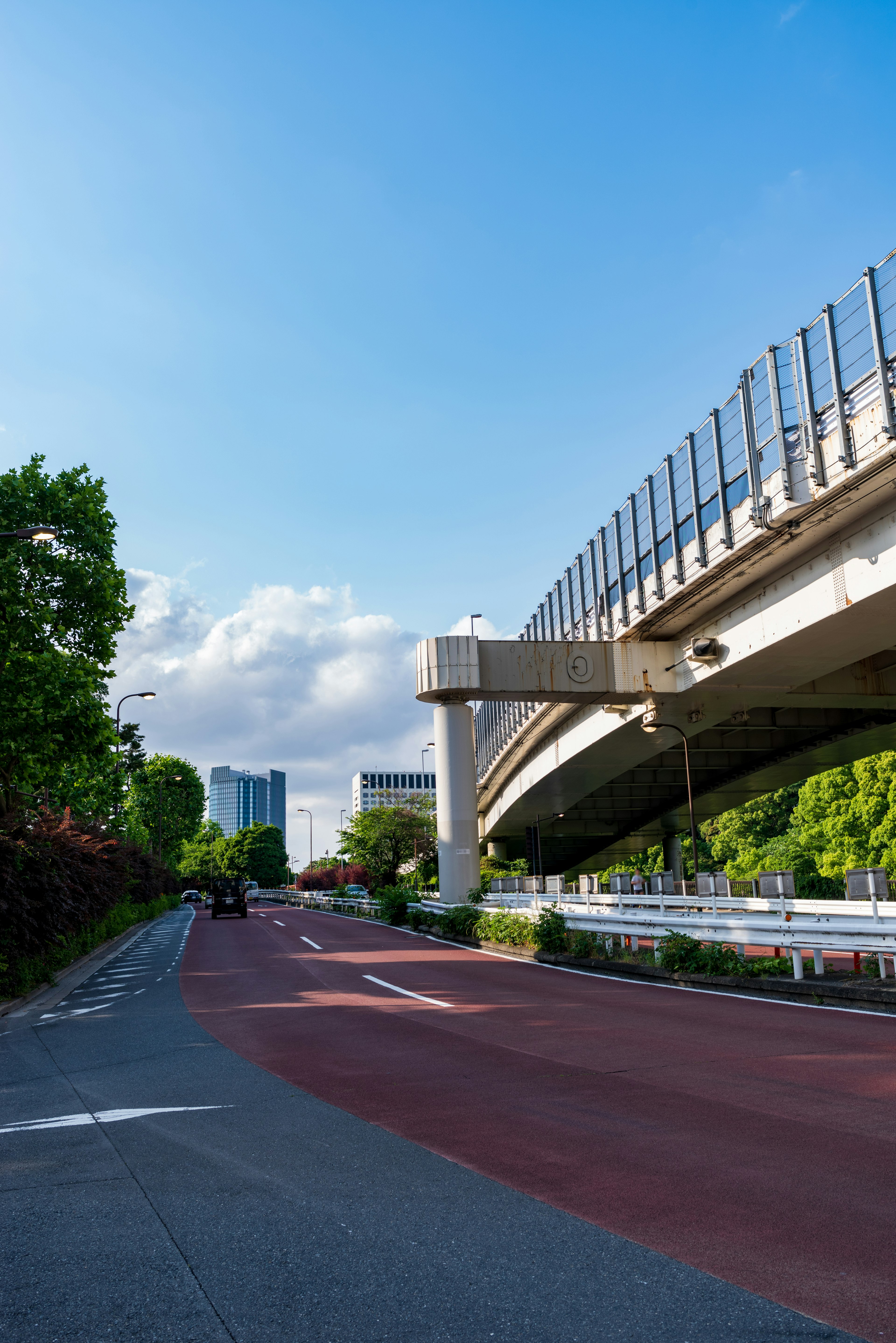 ทิวทัศน์ของถนนและสะพานสูงใต้ท้องฟ้าสีฟ้า