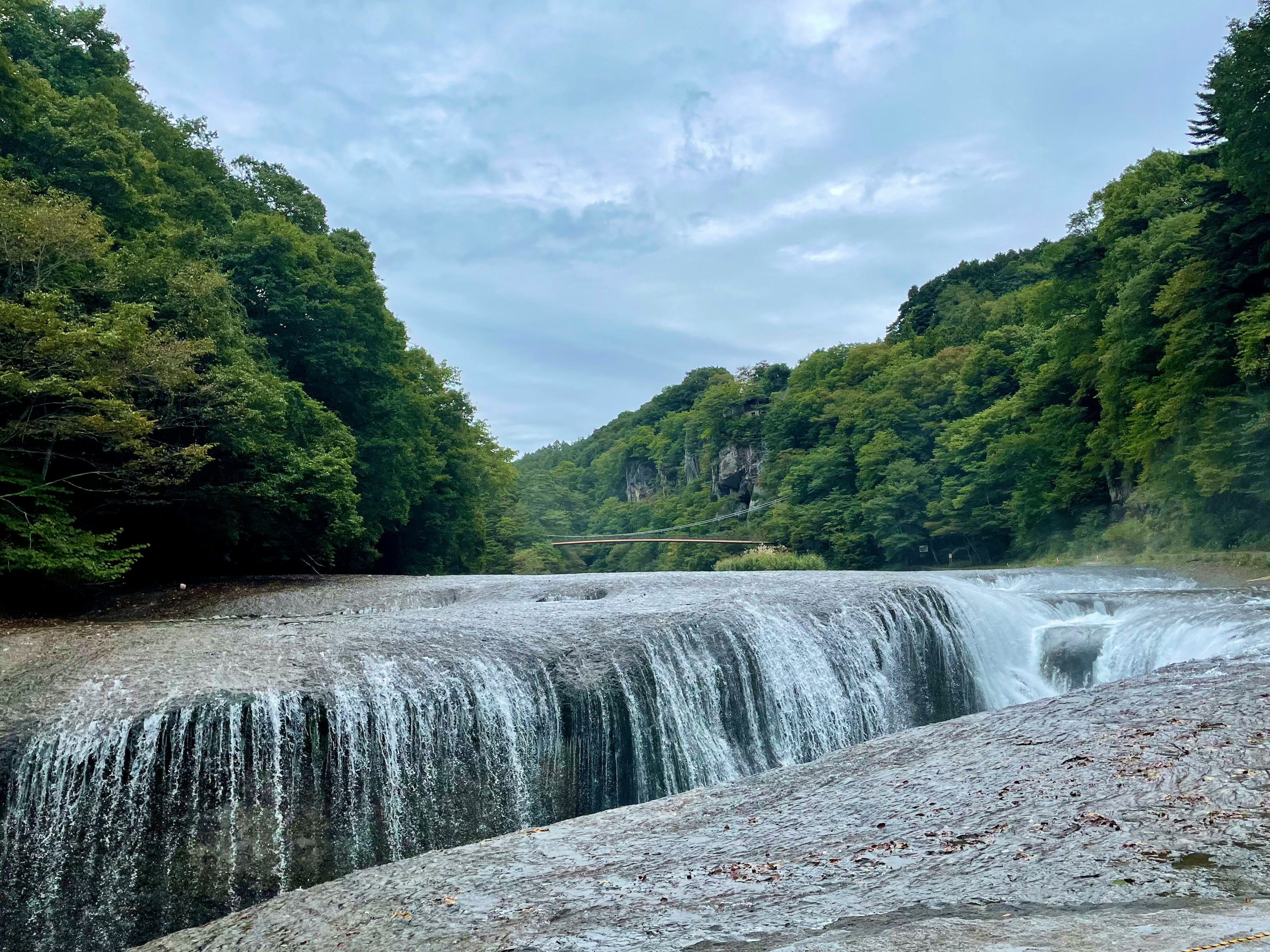 美しい滝が流れる緑豊かな風景