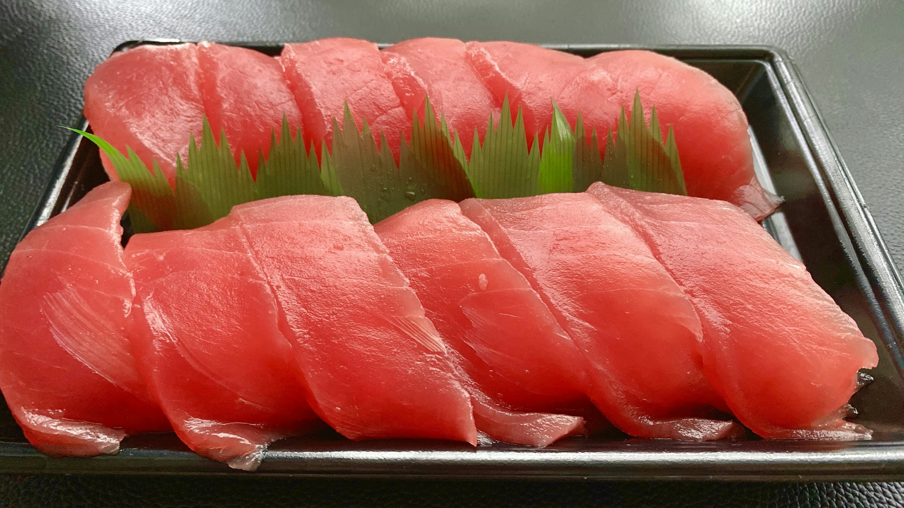 Lát sashimi cá ngừ đỏ tươi được xếp trên đĩa