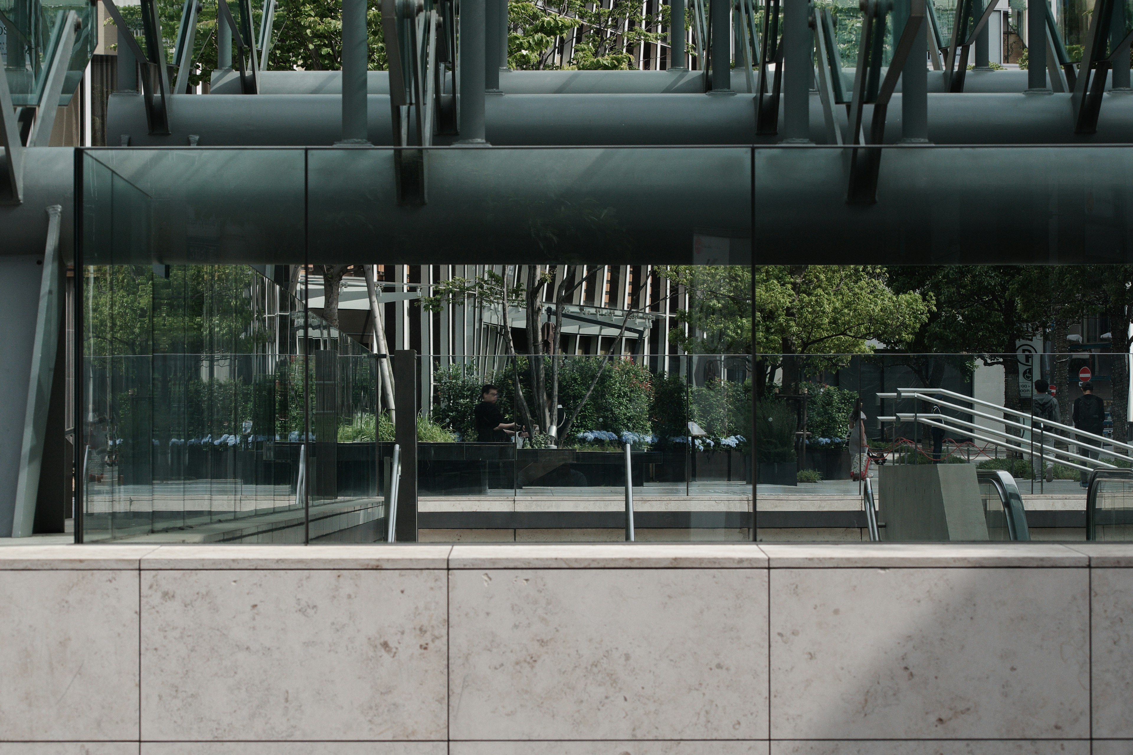 Paysage urbain avec des reflets de structures en verre et en métal