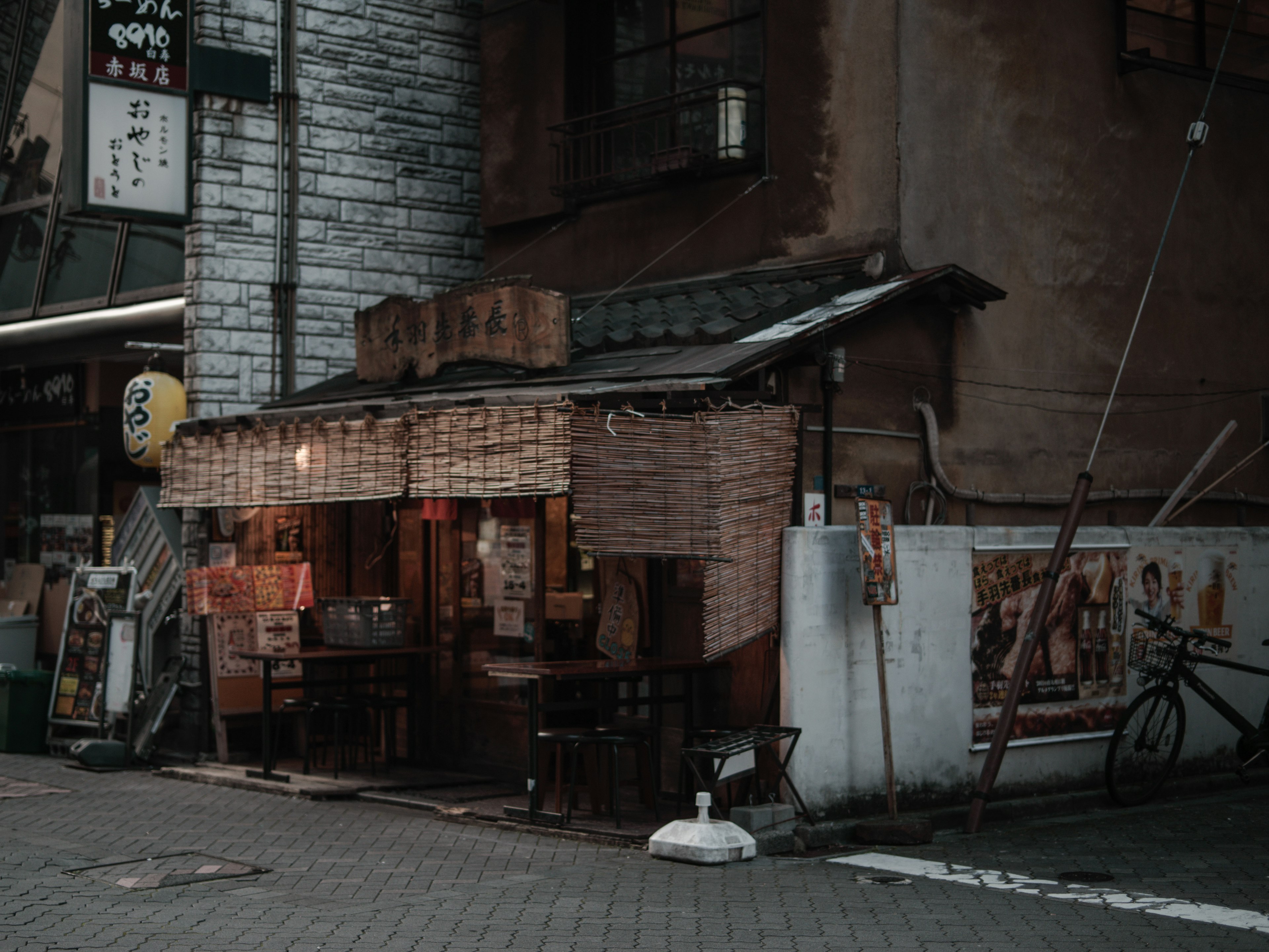 Extérieur d'un vieux restaurant japonais éclairage chaleureux atmosphère unique