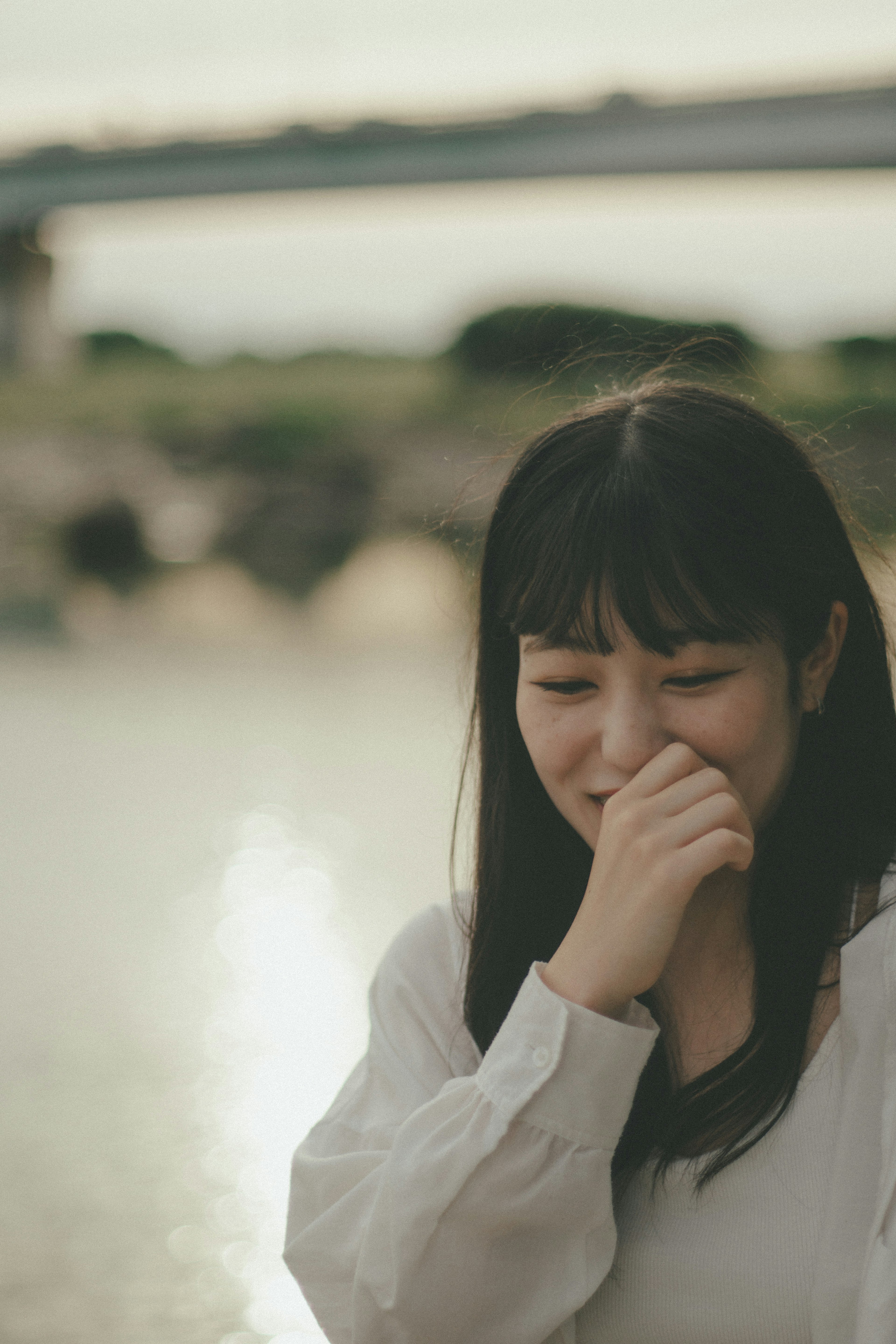 川の近くで微笑む女性のポートレート