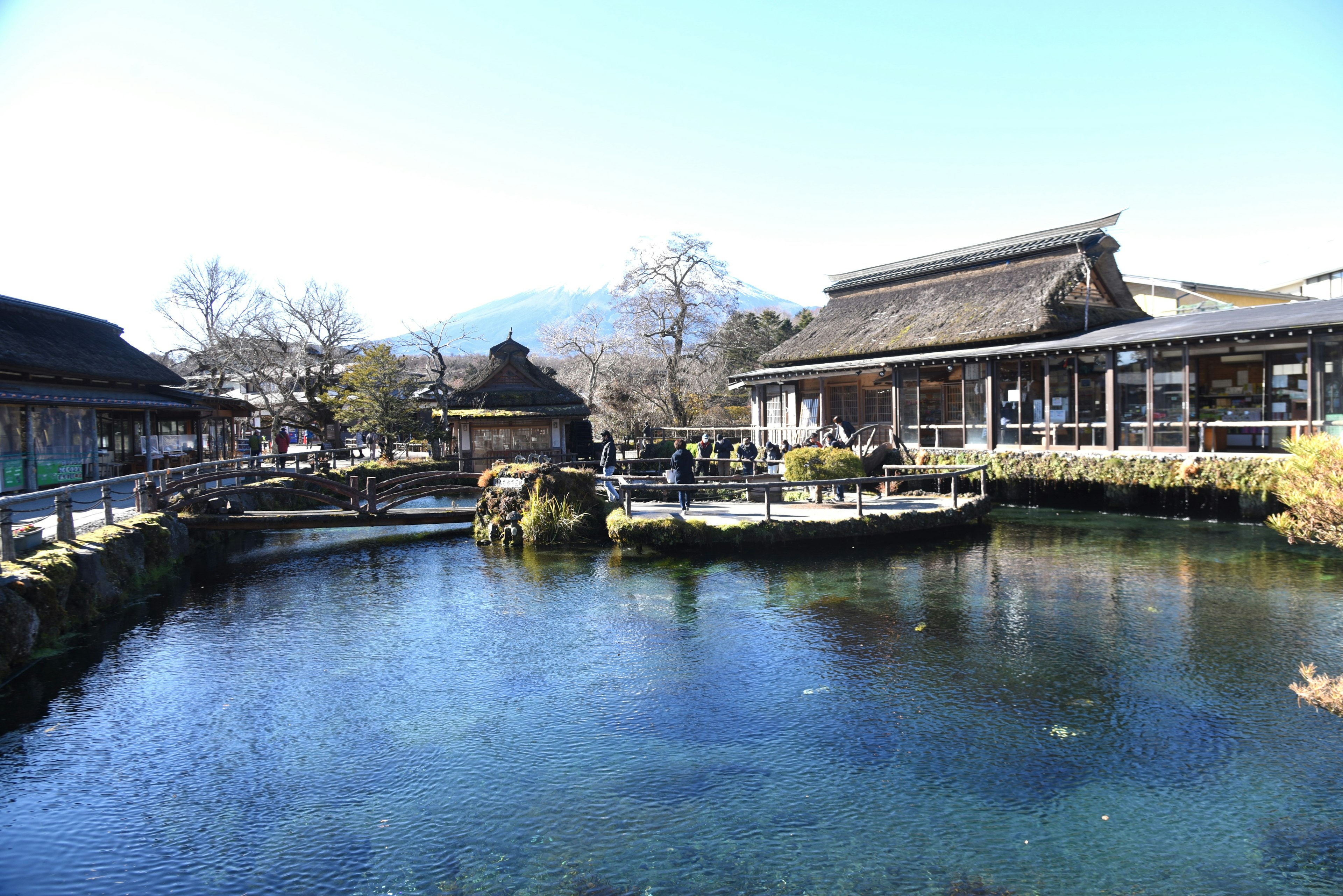 Malersiche Sicht auf traditionelle japanische Gebäude rund um einen ruhigen Teich