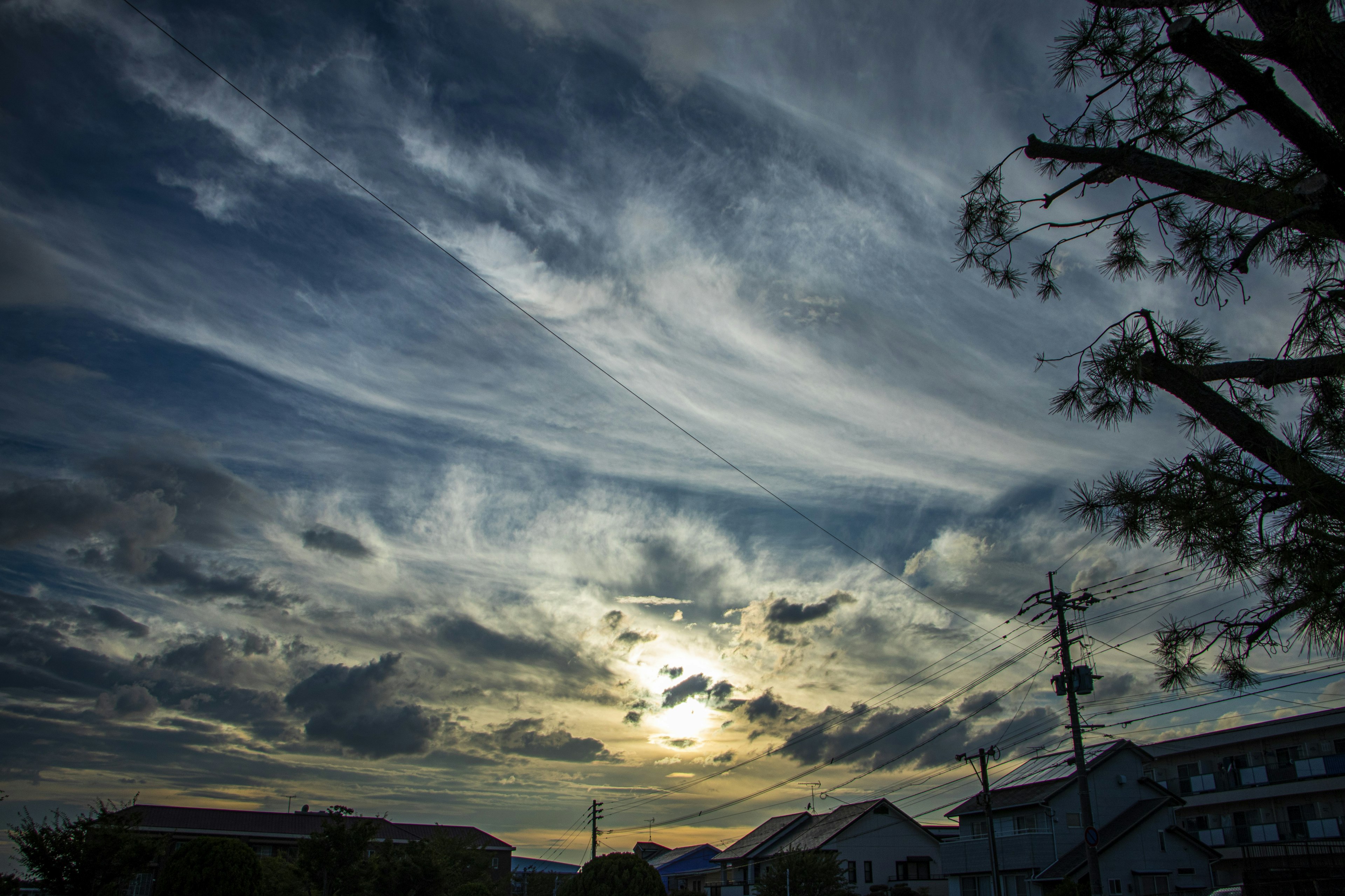 青い空に広がる雲と夕日が映える美しい風景