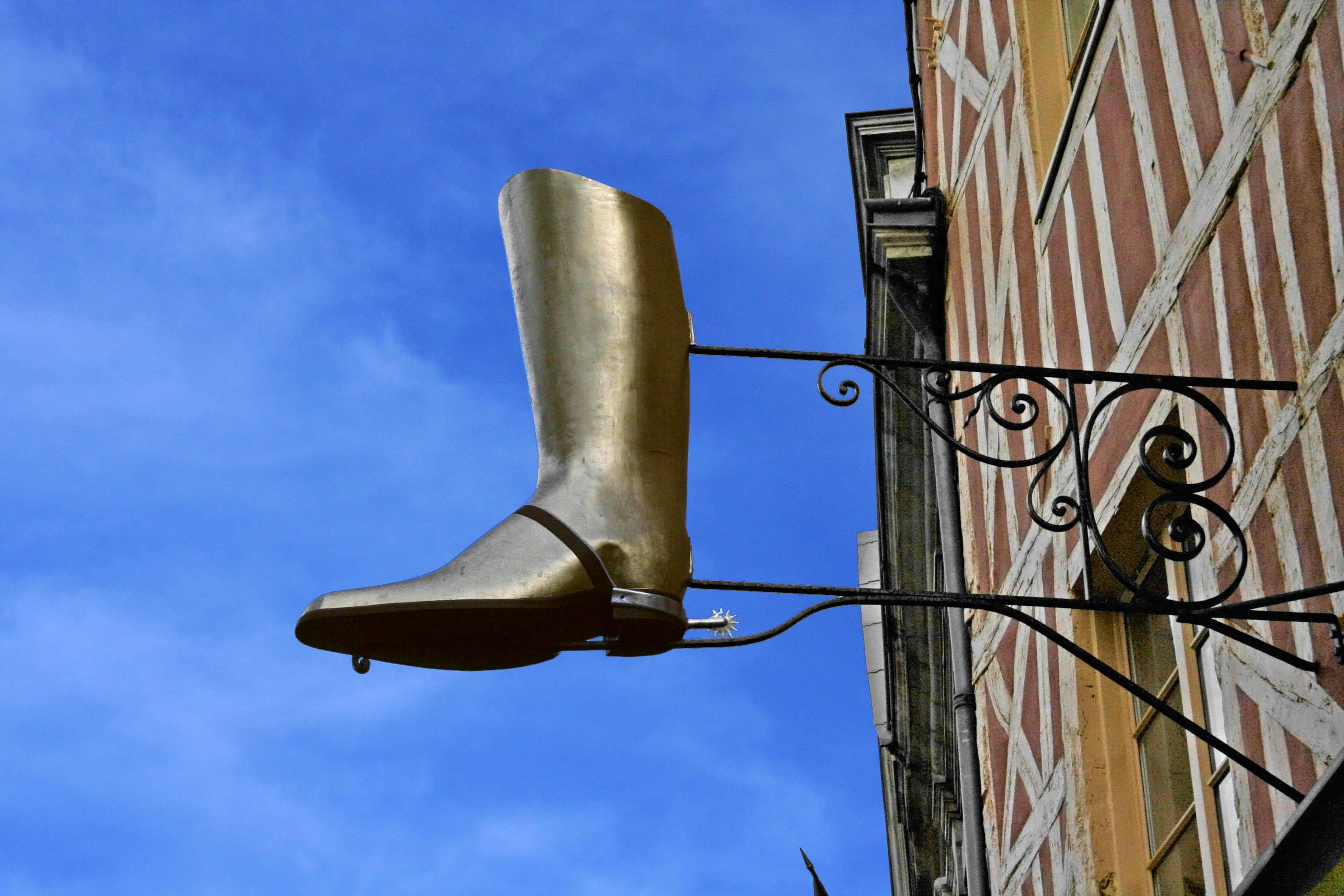 Botte dorée suspendue sous un ciel bleu