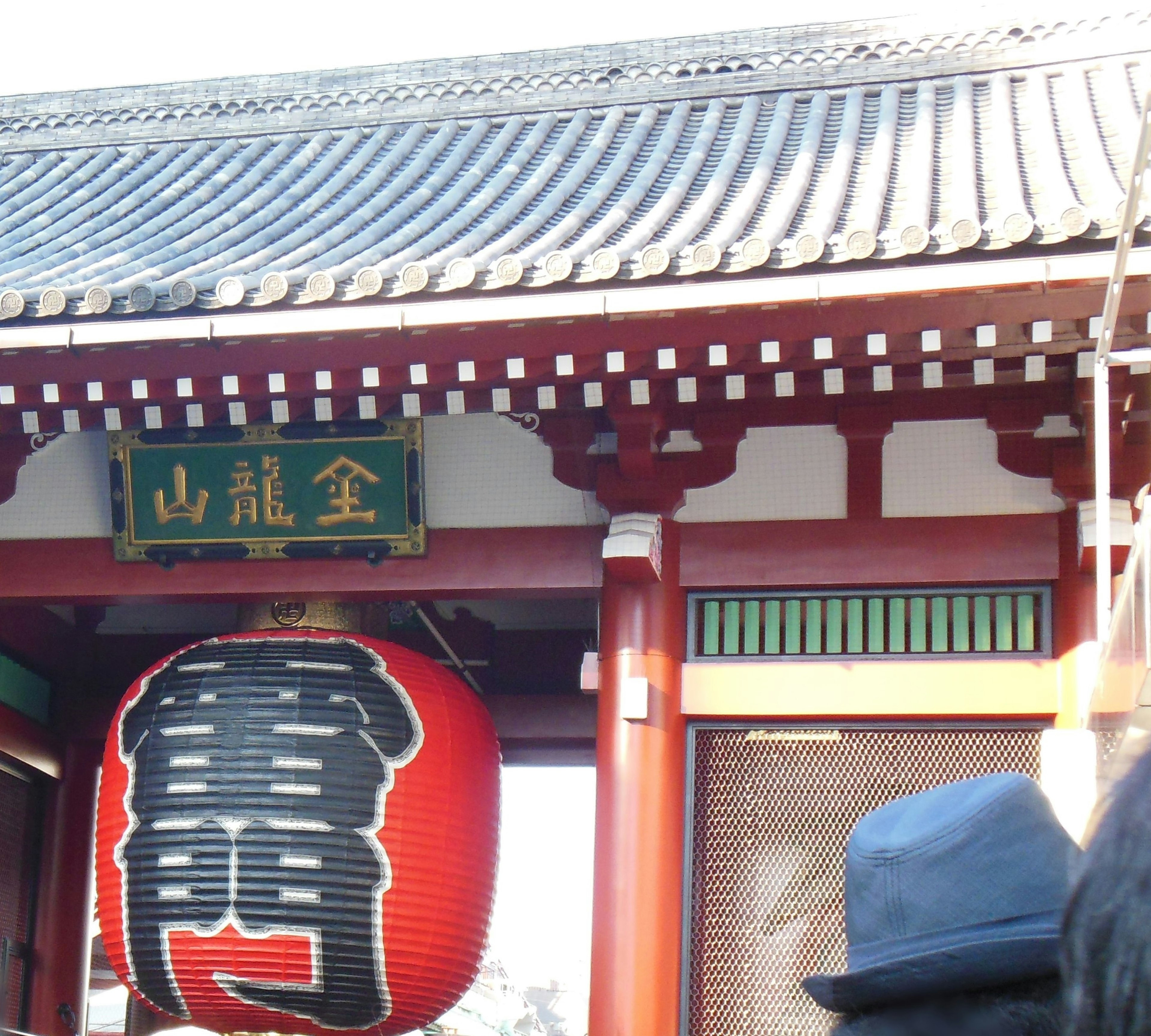 Ingresso del tempio Asakusa con una grande lanterna rossa e colonne rosse