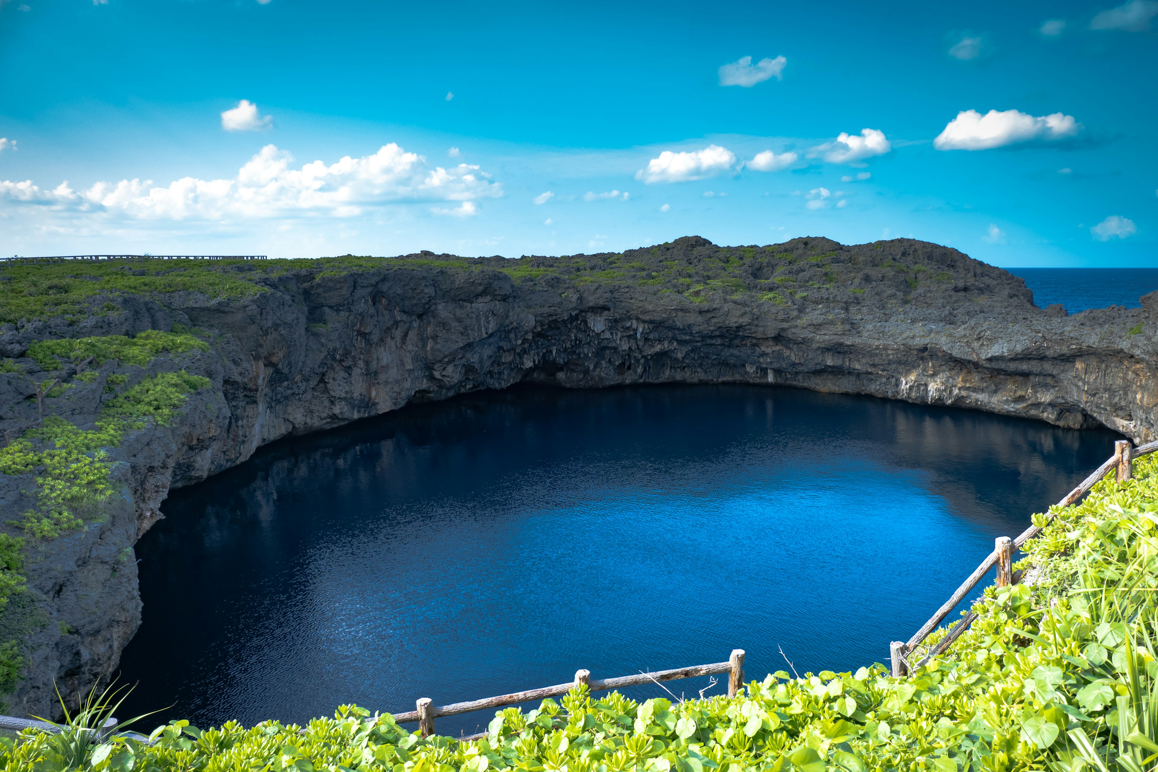 美しい青い水が広がるクレーター湖の風景