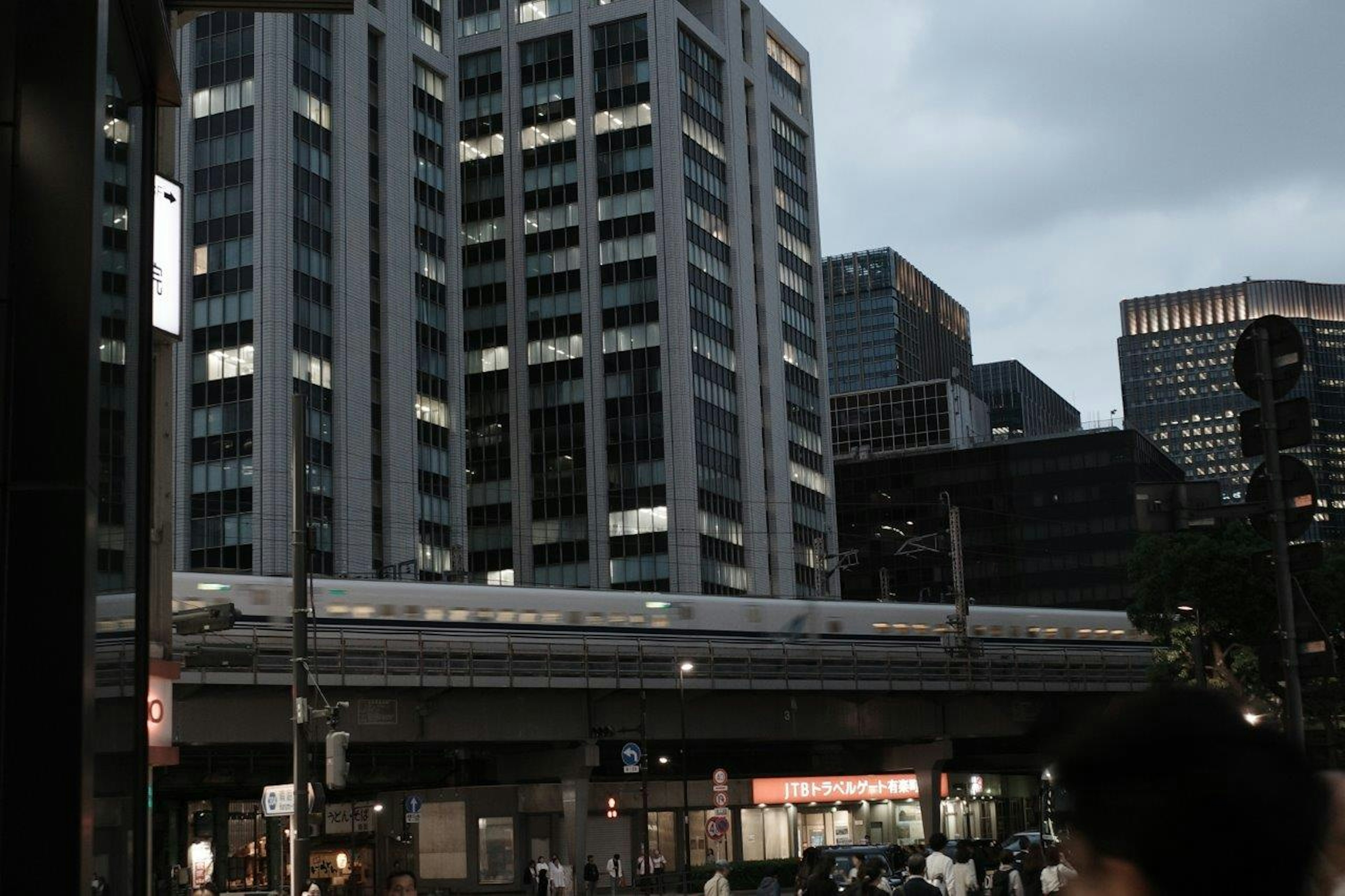 高層ビル群と街灯のある都市の風景