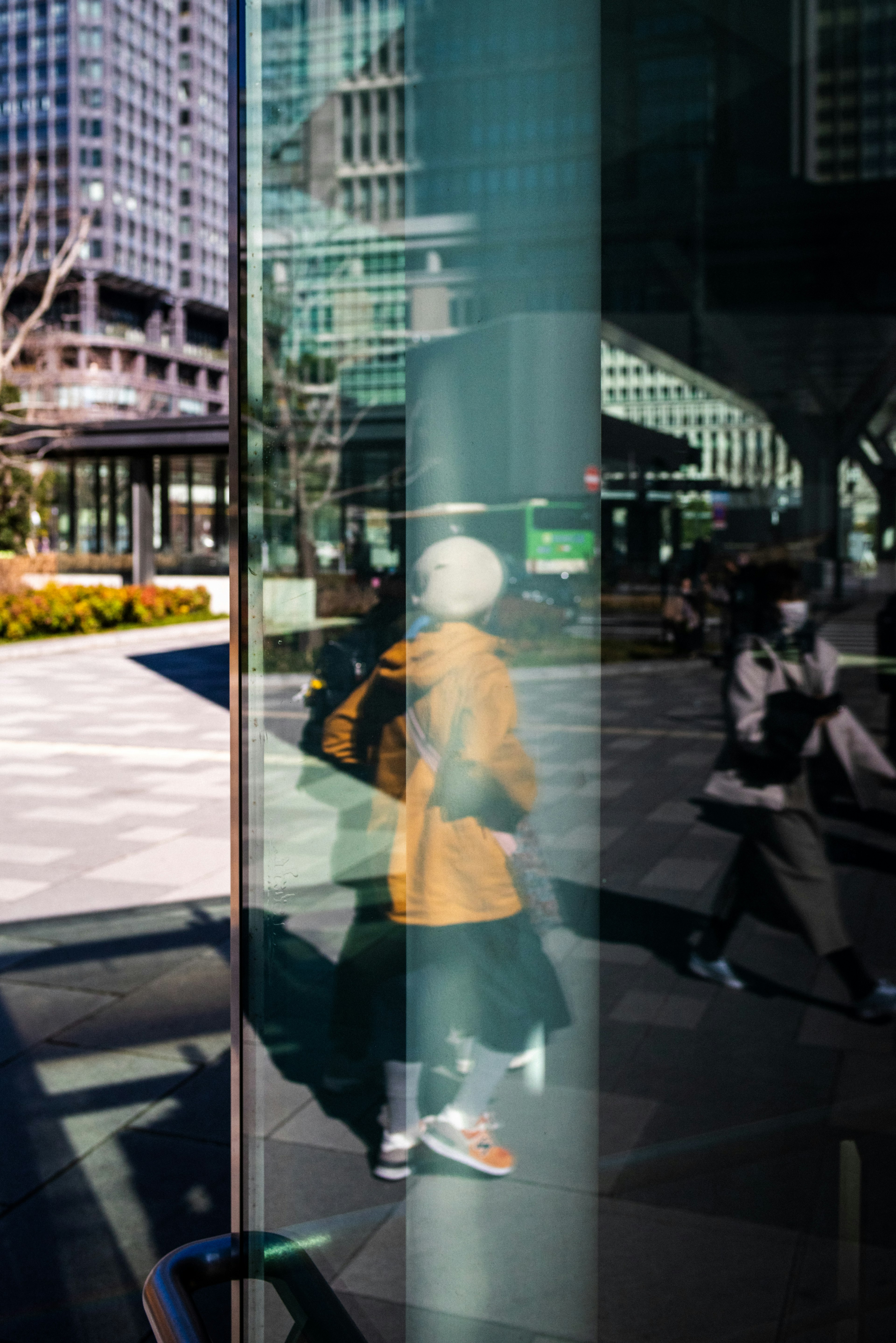 Menschen im Glas mit urbanem Hintergrund reflektiert