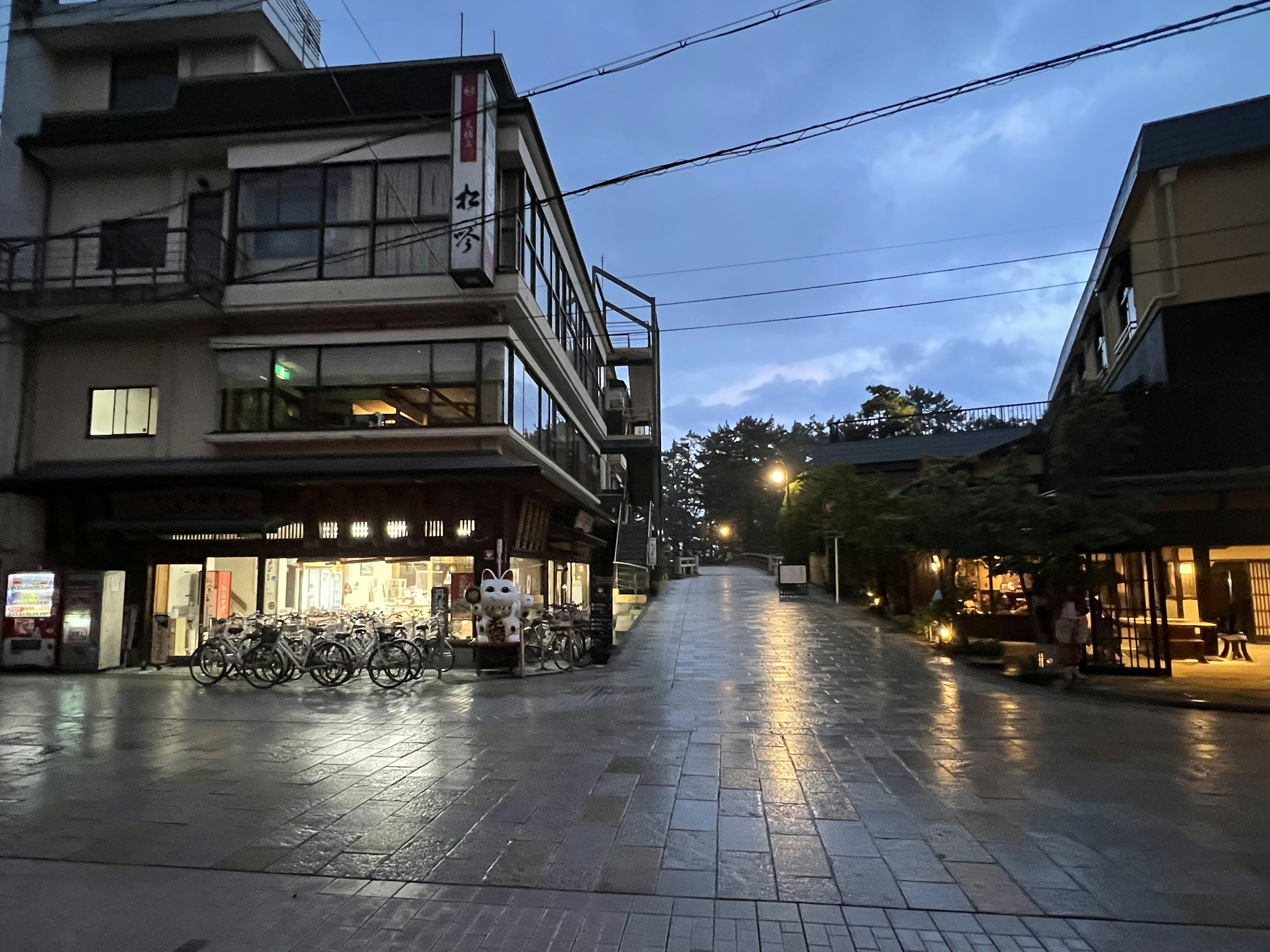 Escena de calle de la ciudad al anochecer con edificios y luz suave