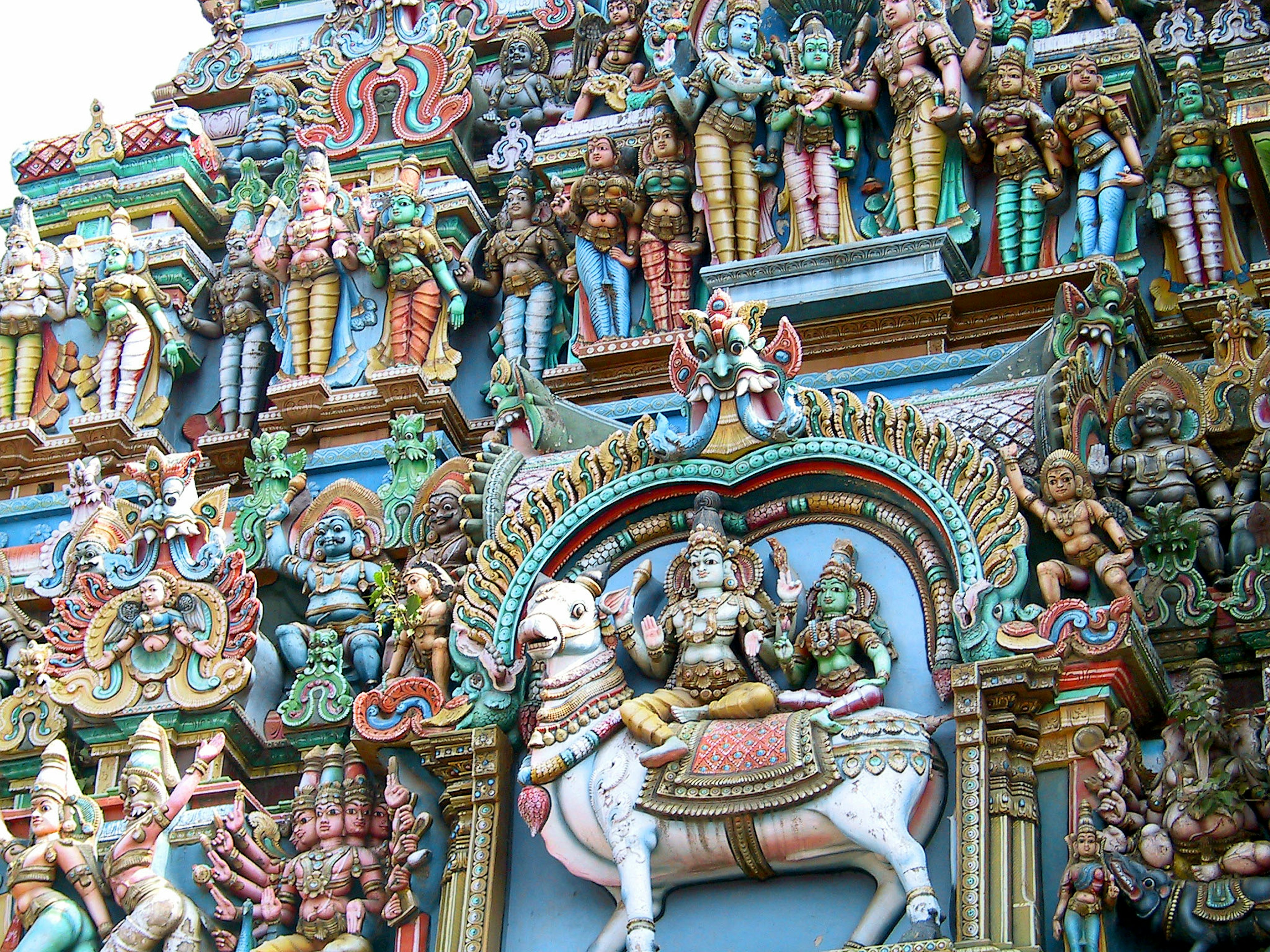 Ornements colorés et sculptures complexes sur la façade d'un temple