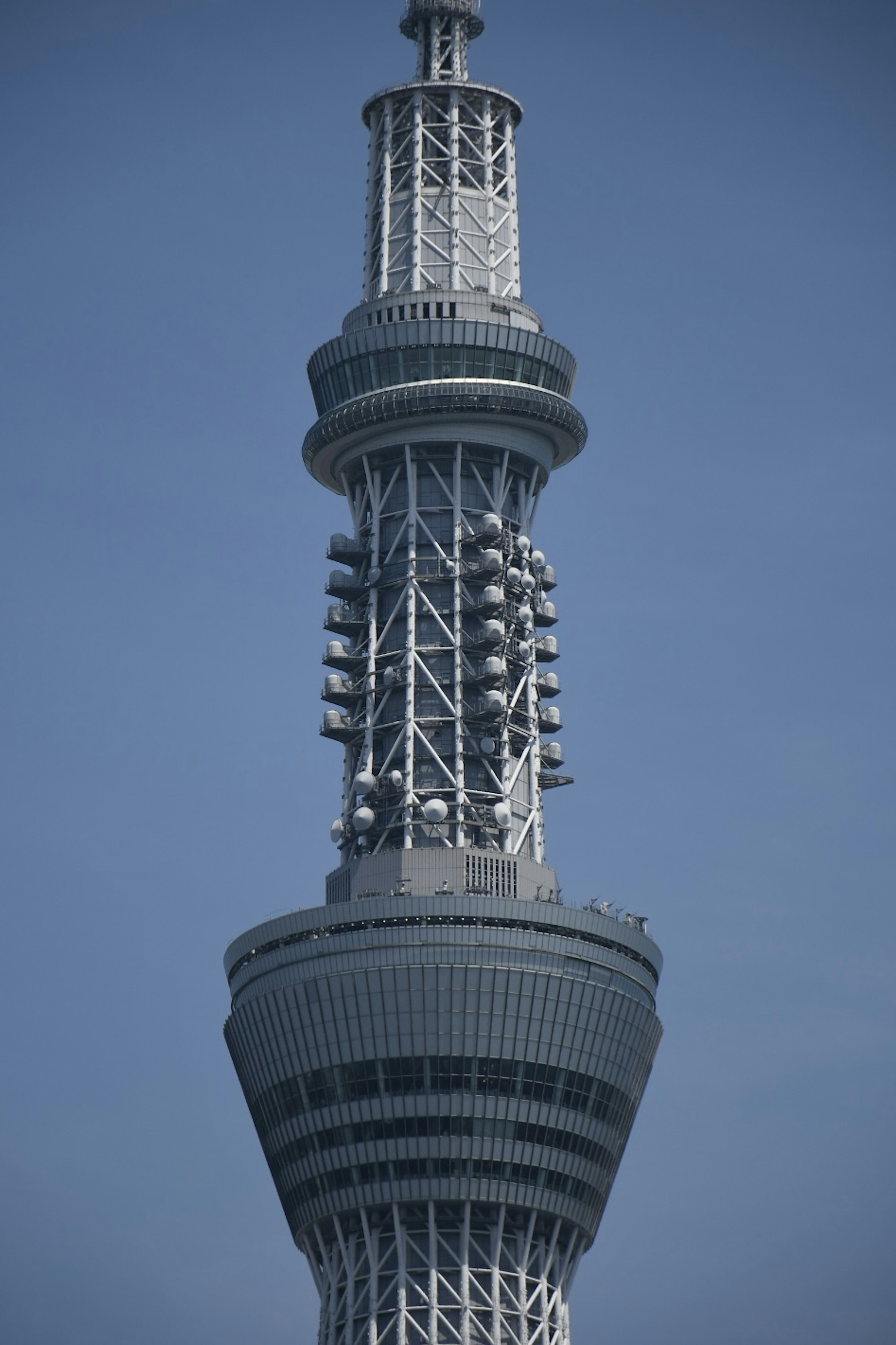 東京スカイツリーの上部部分の詳細な画像