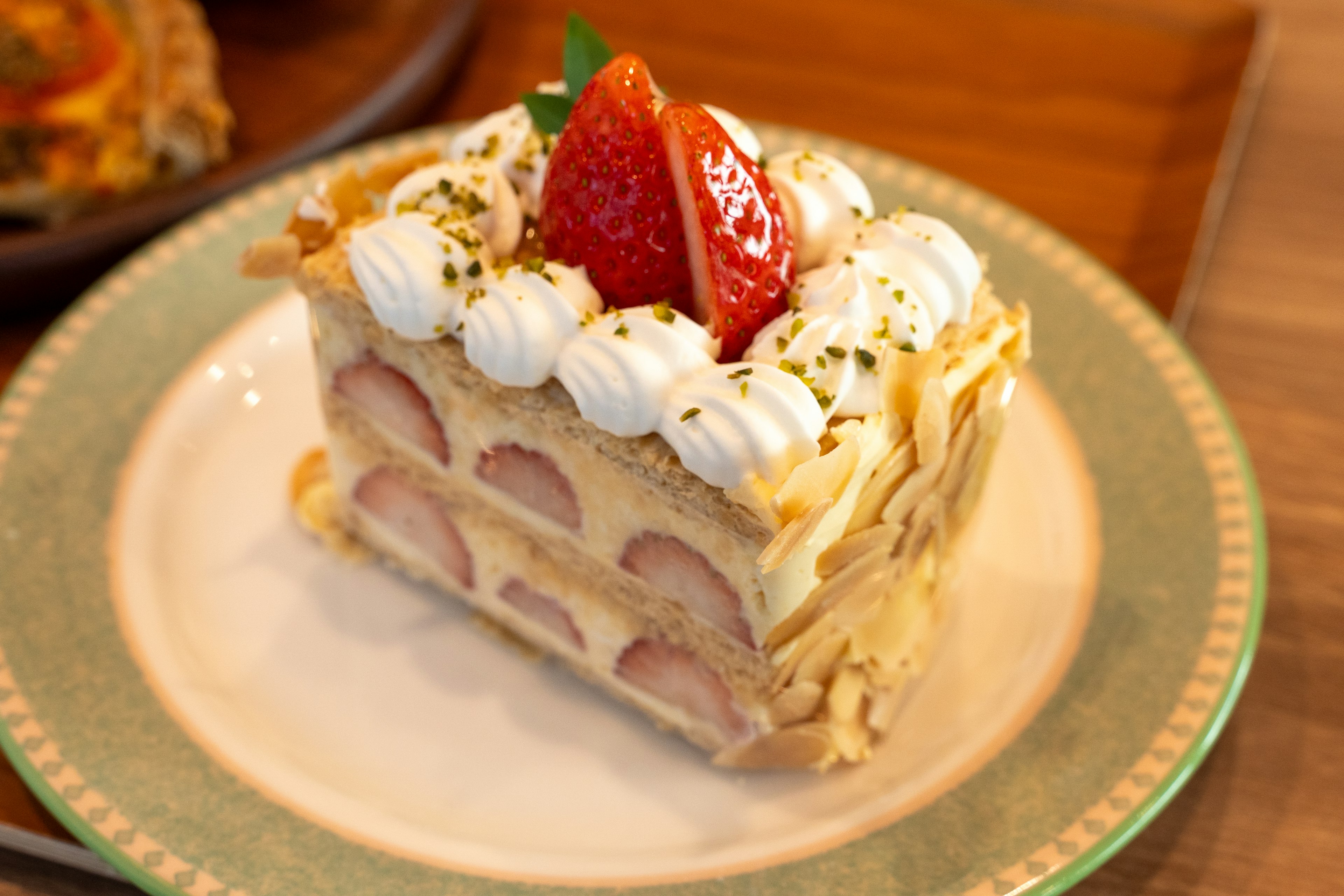 Torta a strati con fragole e panna