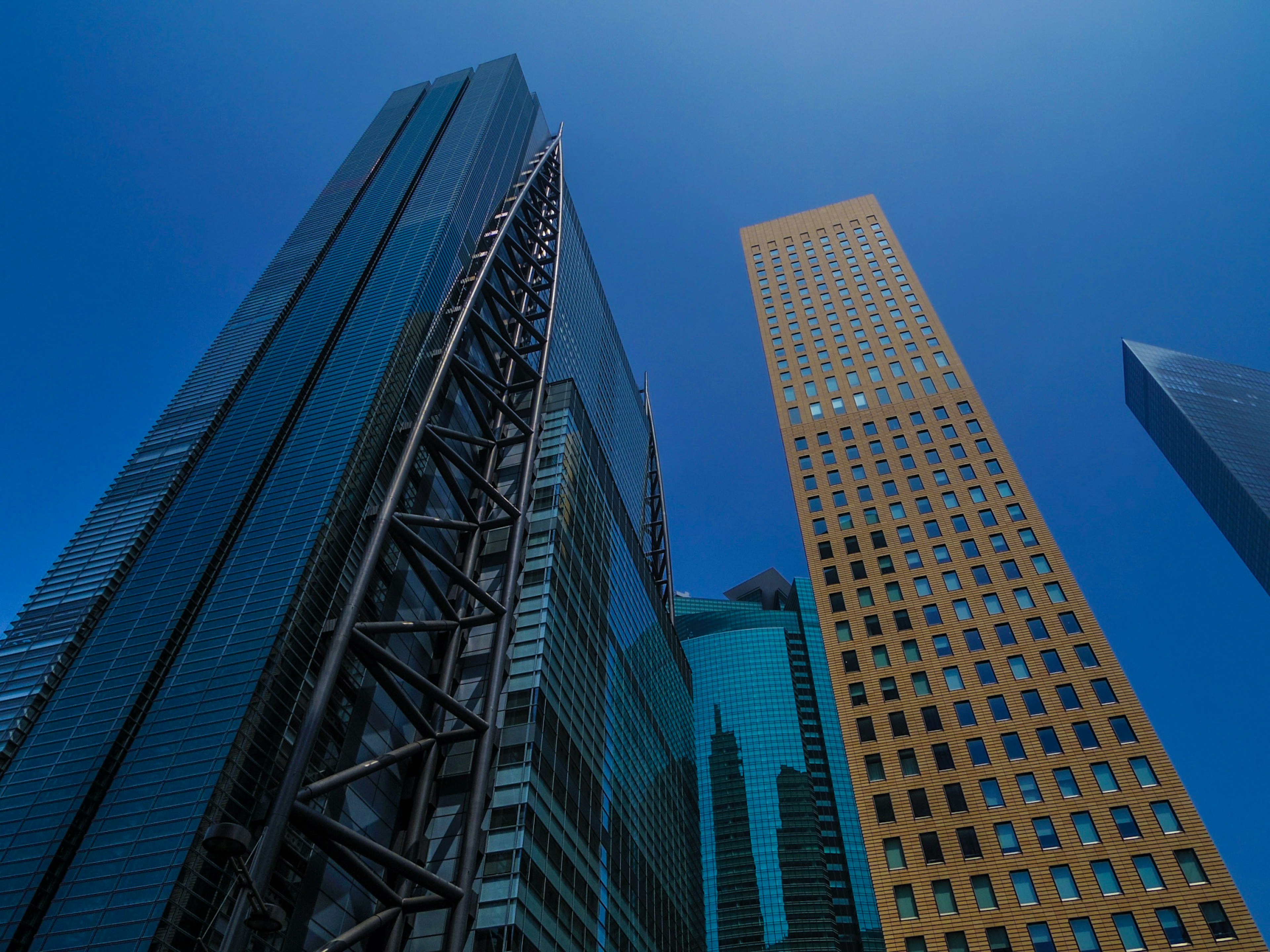 Hochhäuser mit moderner Architektur vor blauem Himmel